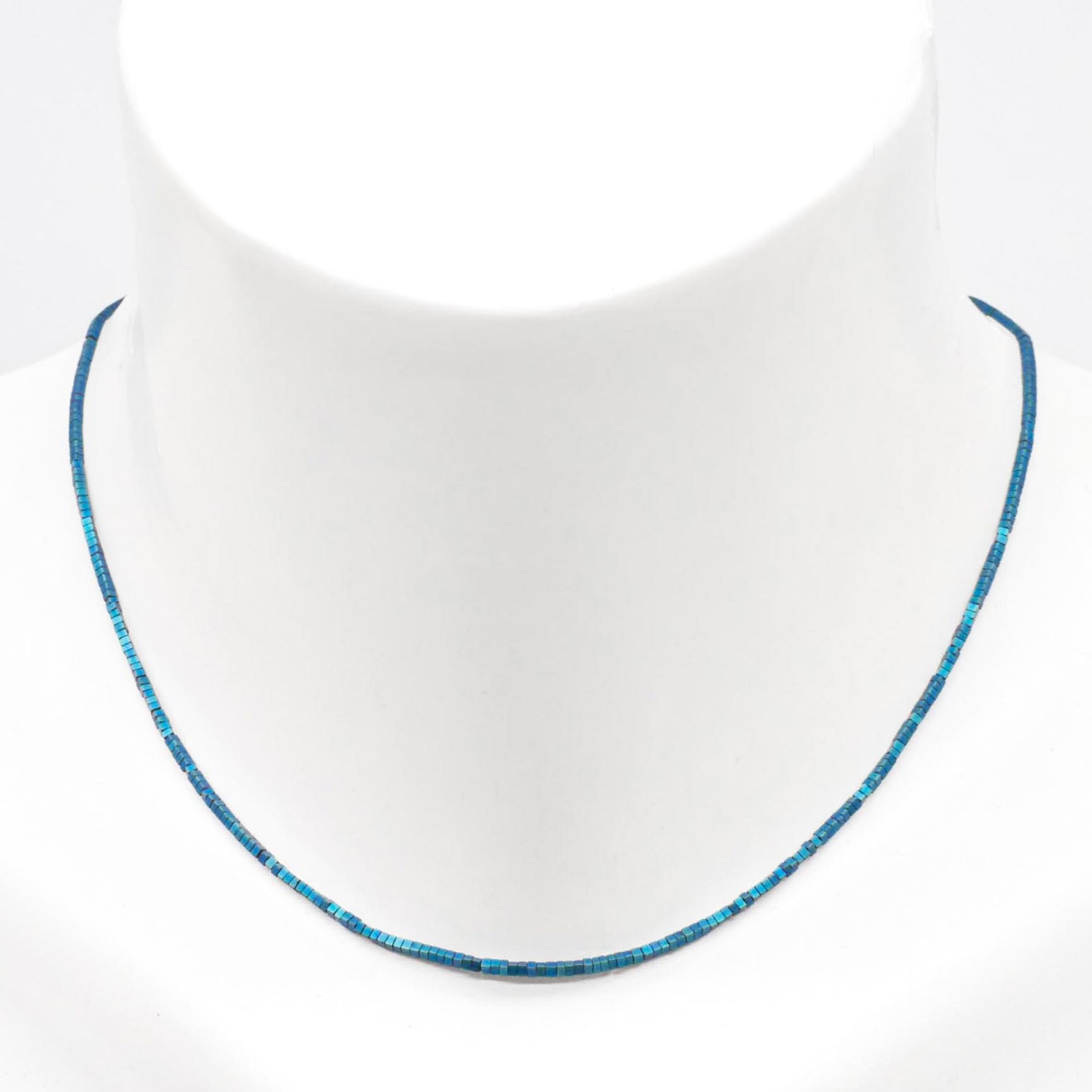 "Metallic" kurze Kette, kleine Würfel - blau