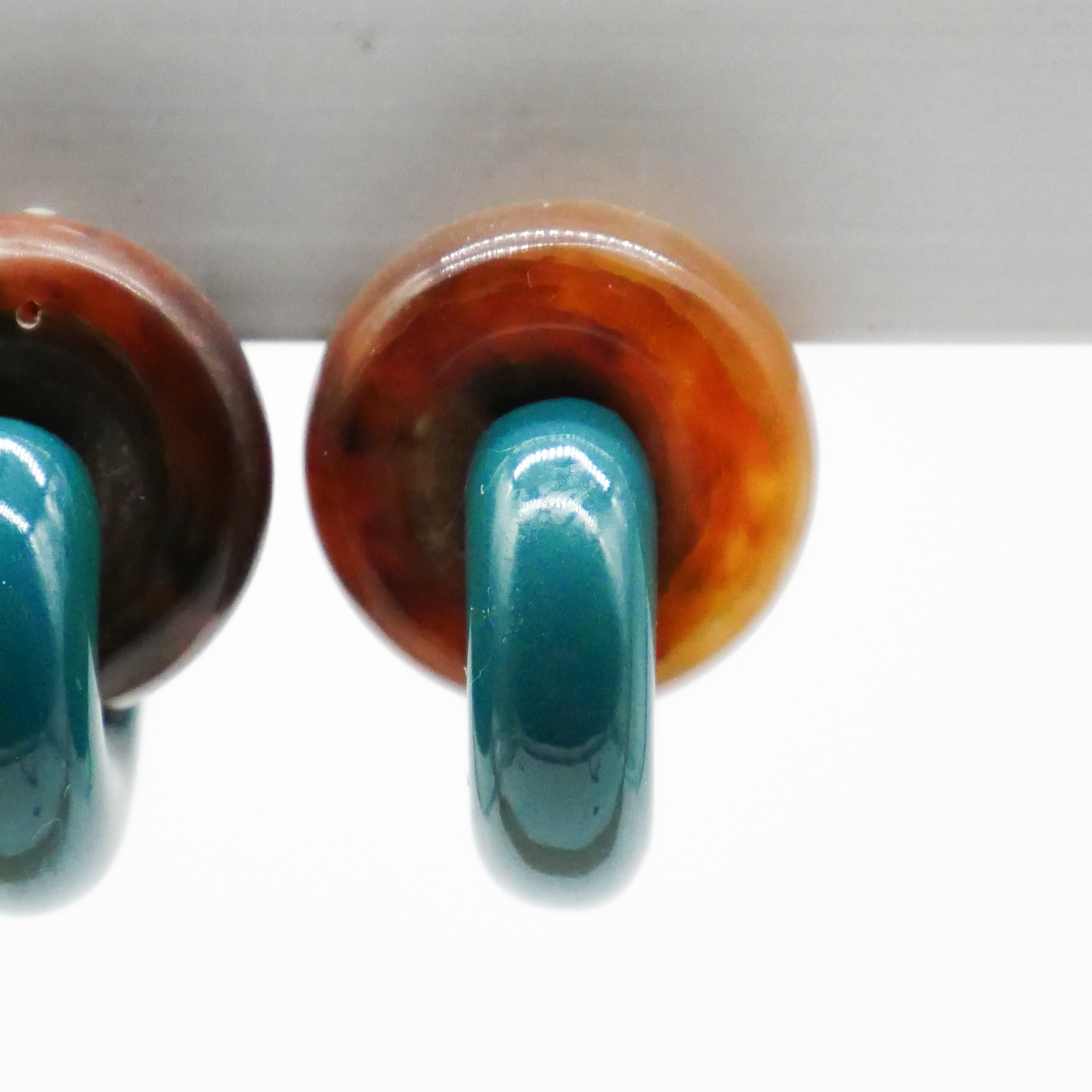  "Craft-Art", Ohrstecker zwei dicke Reife 90 Grad versetzt schwarzes Horn, Lack petrol 