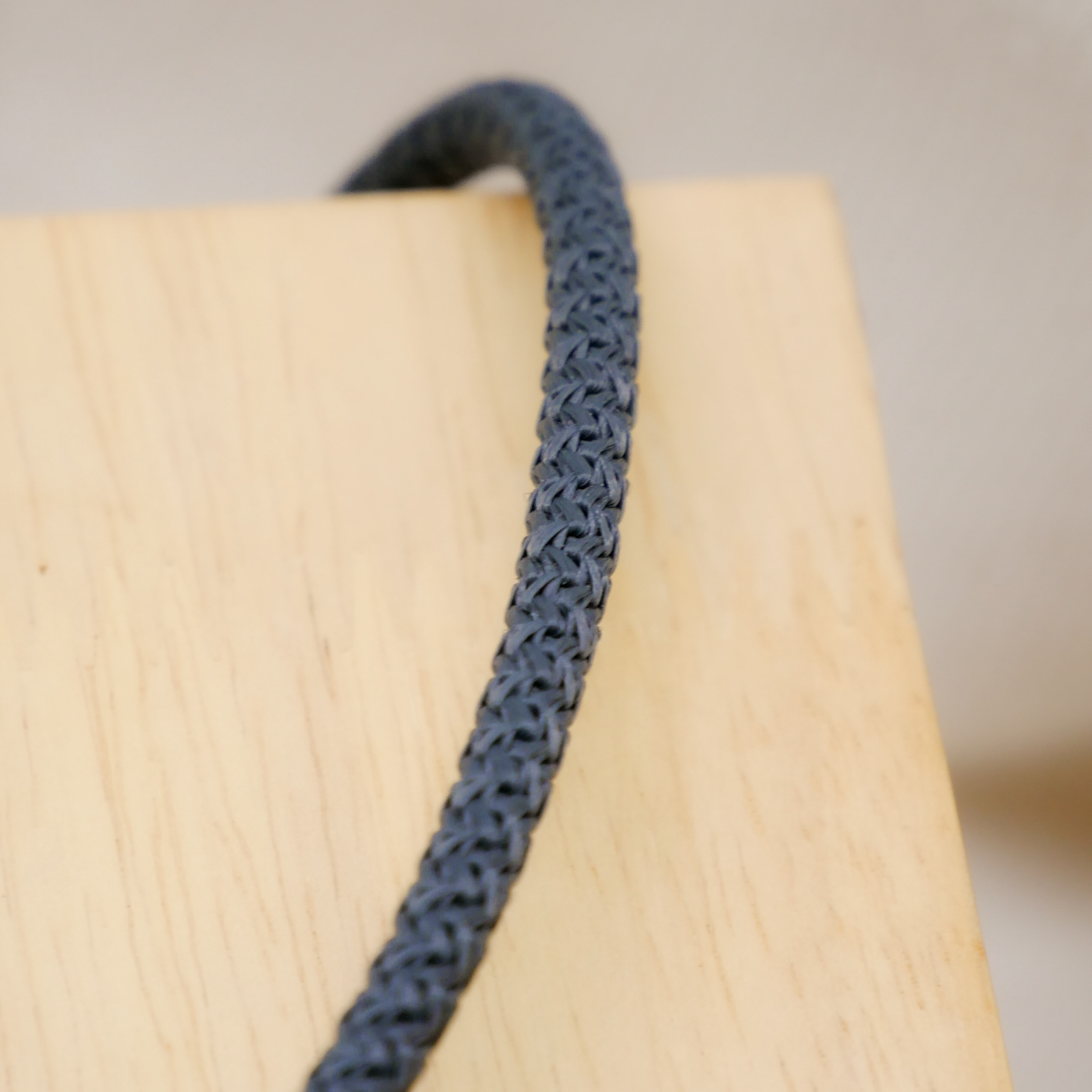 "Nomadic" Kette graues Cordband schwarzer ovaler Hornanhänger mattiert, 35 x 50 mm, silberfarben 