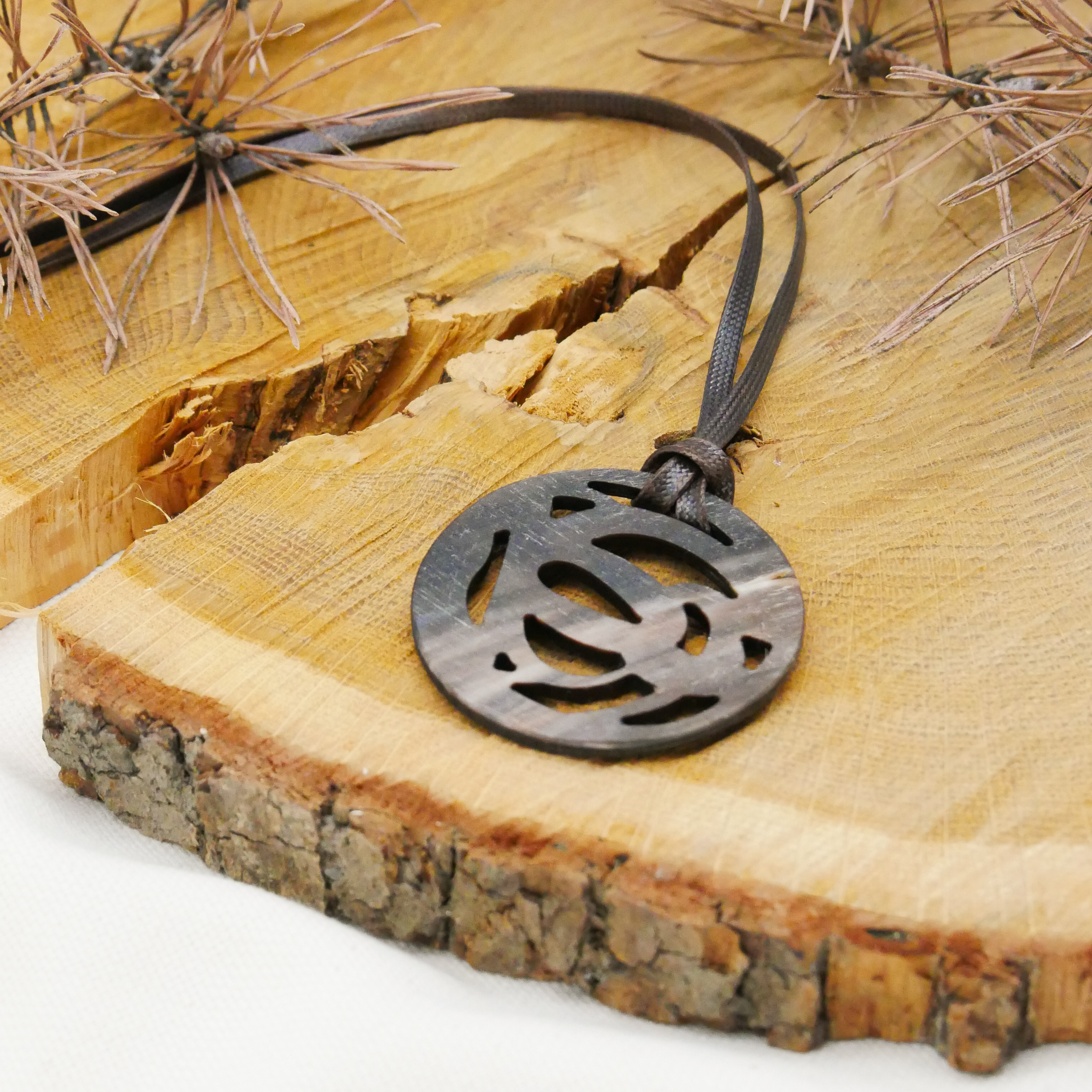  "Craft-Art", runder Hornanhänger Ø ca. 53 verspieltes Design, Syntetikband, braunes Horn 