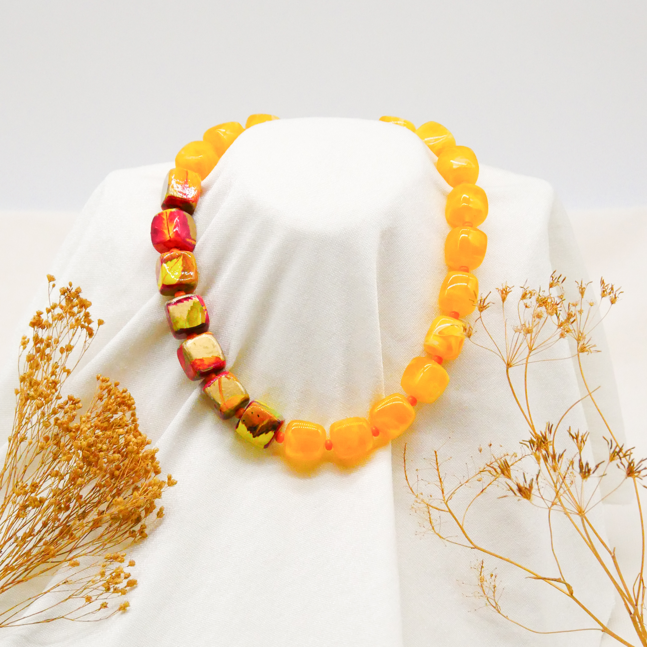 "Summer Feeling", kurze Kette "Cube" Resin- und Papercoated Perlen ca. 16 x 16 mm honig