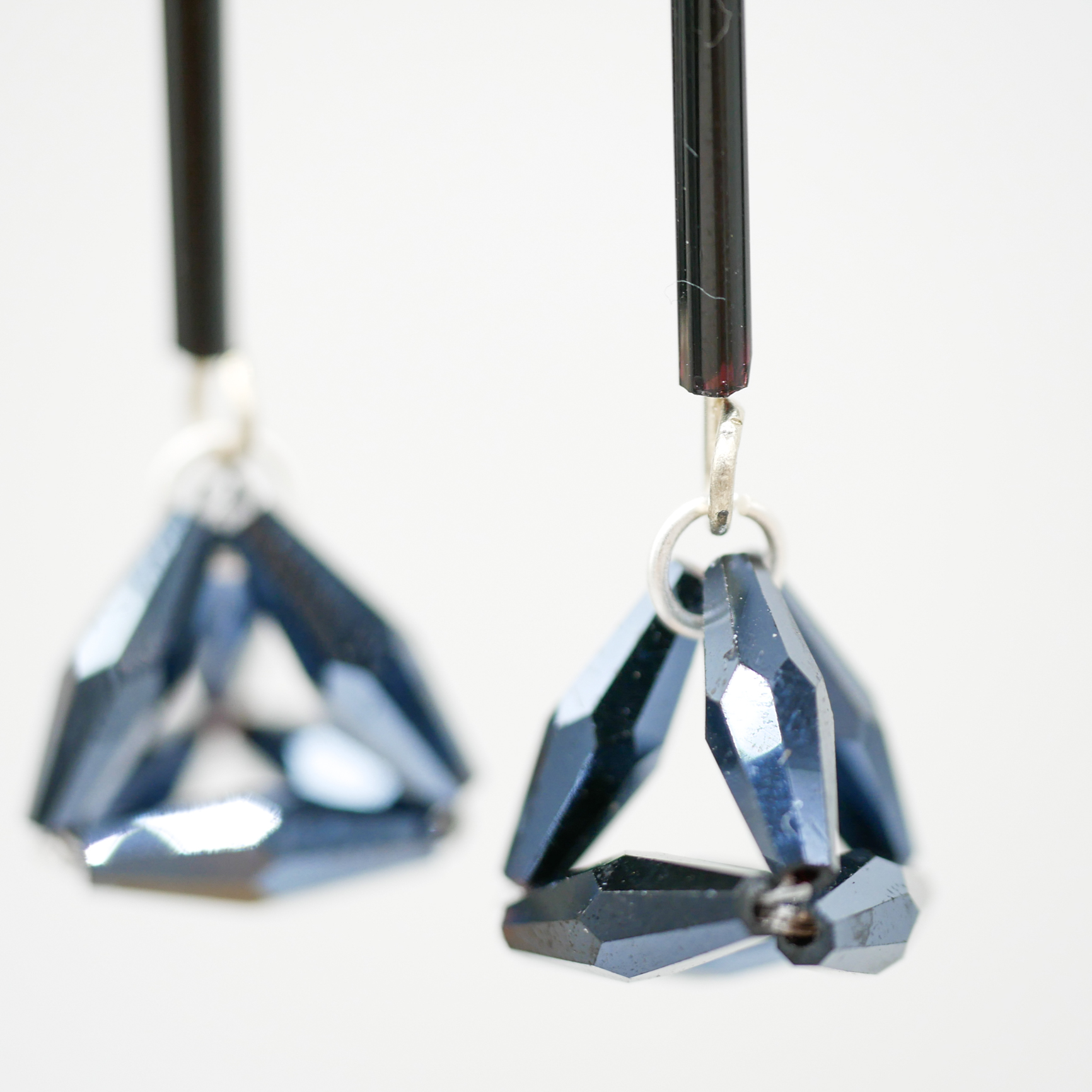 "Summer Feeling" Ohrstecker, versilbert, mit geometrischer Kristallperle, schwarz