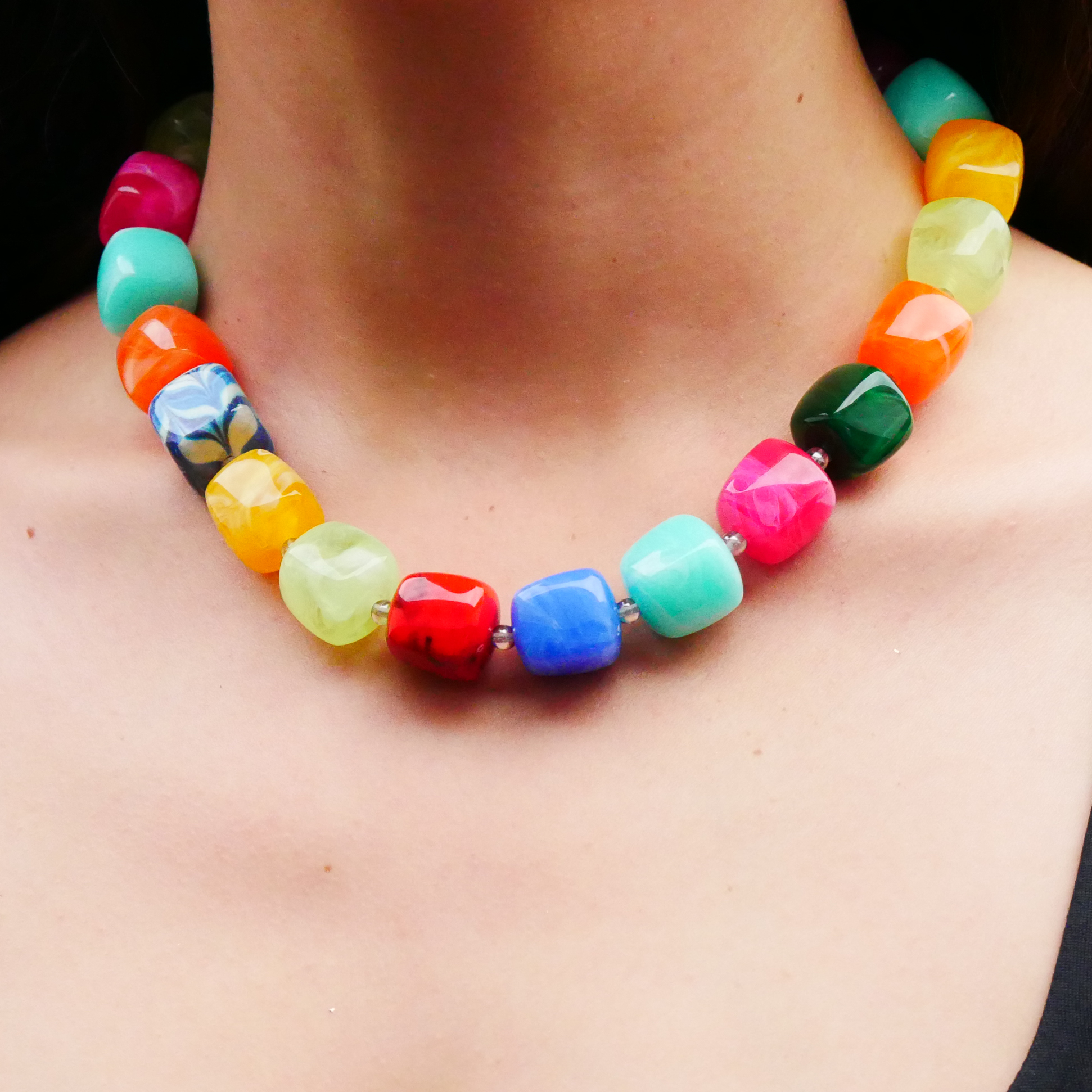 "Summer Feeling", kurze Kette "Cube" Resinperlen ca. 16 x 16 mm multicolor