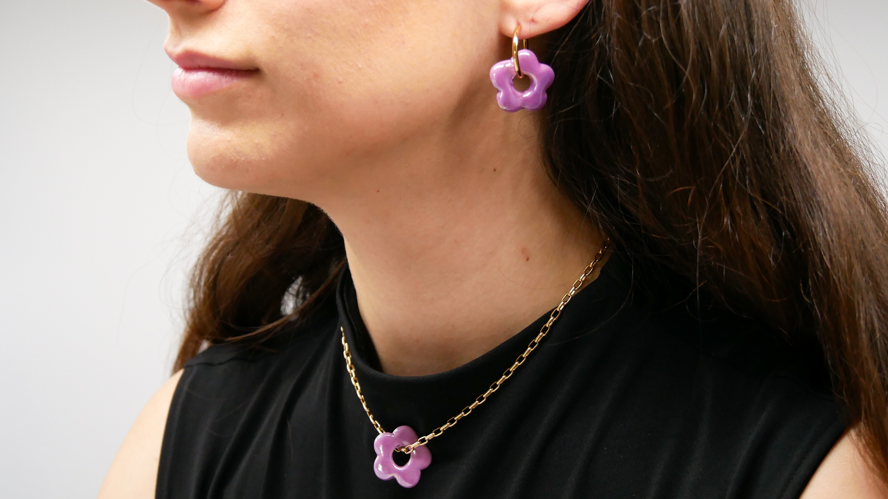 "Summer-Feeling", Kurze Metallkette vergoldet, Keramikblume purple "Summer-Feeling", Kurze Metallkette vergoldet, Keramikblume purple