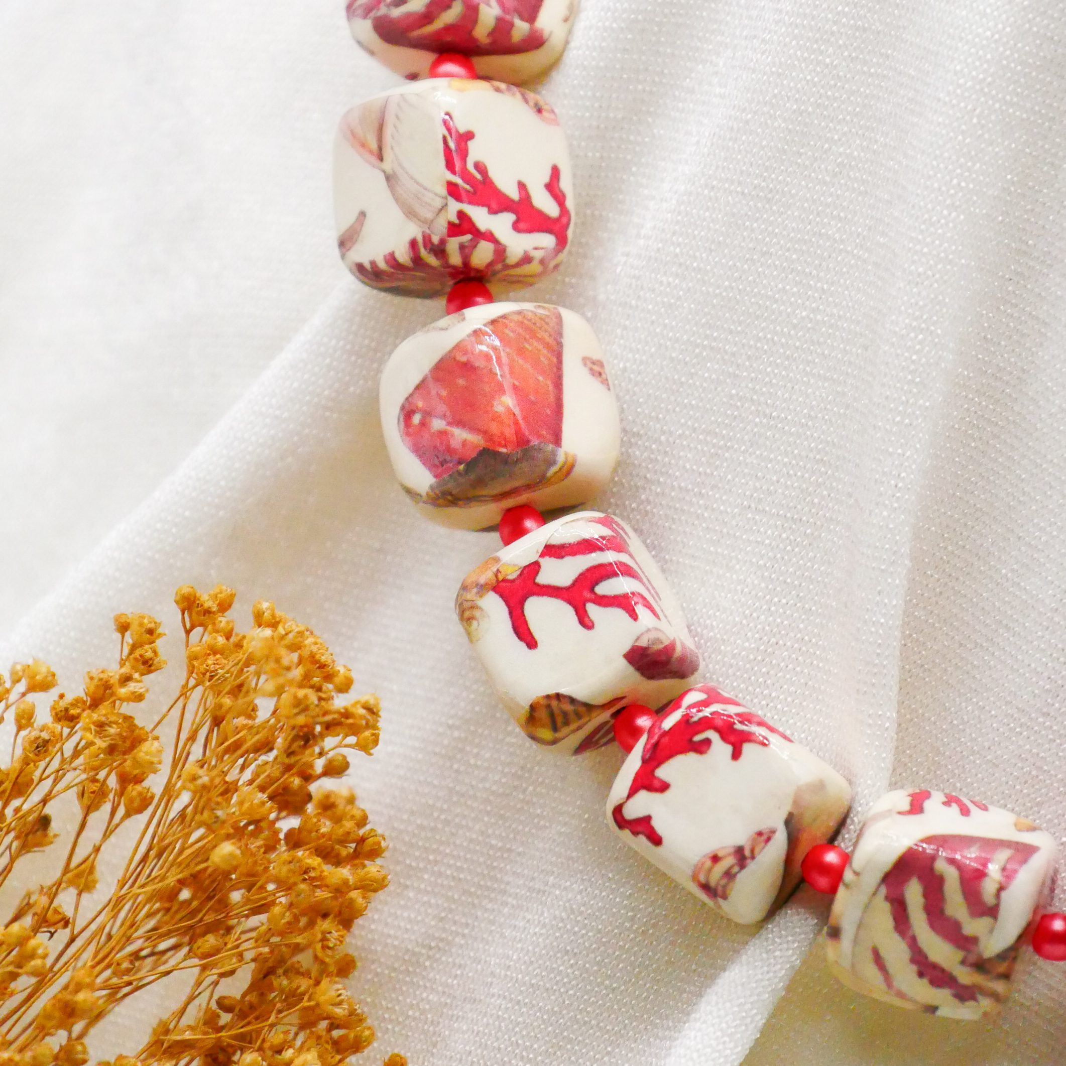 "Summer Feeling", kurze Kette "Cube" Resin- und Papercoated Perlen ca. 16 x 16 mm rot 