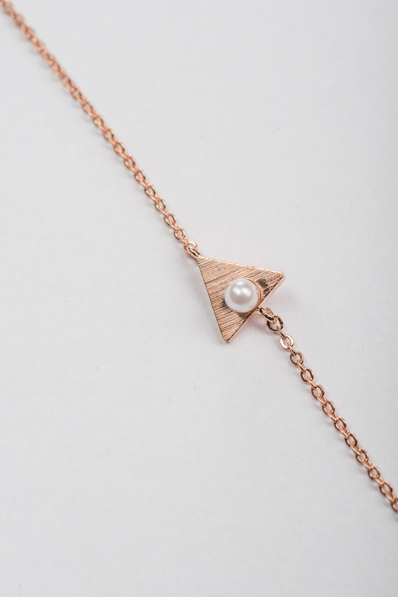 "Fine Filigré" feines Armband, kleines Dreieck mit weißer Perle, rosé vergoldet