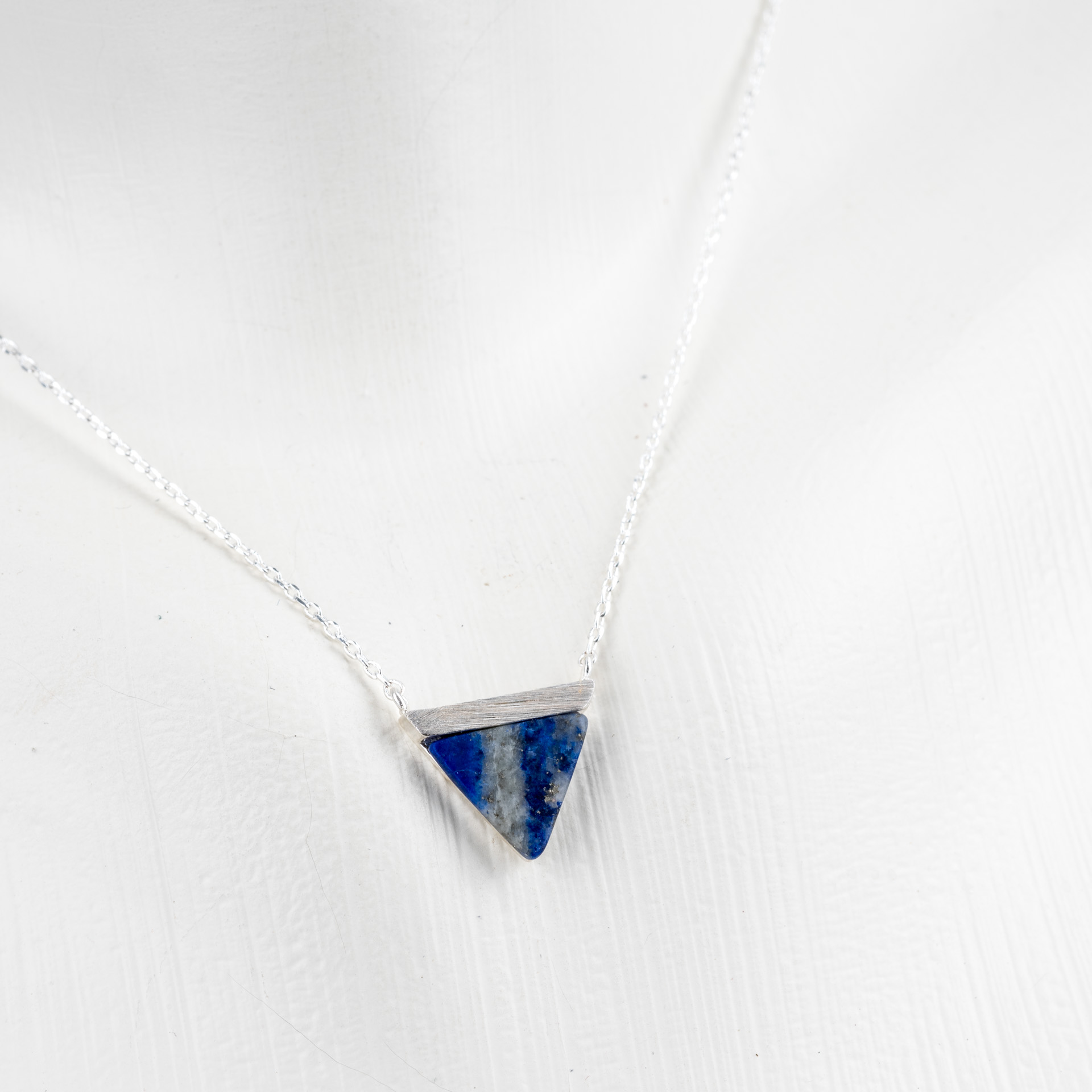 "Fine Filigré" dainty short necklace, lapis triangle, silver plated