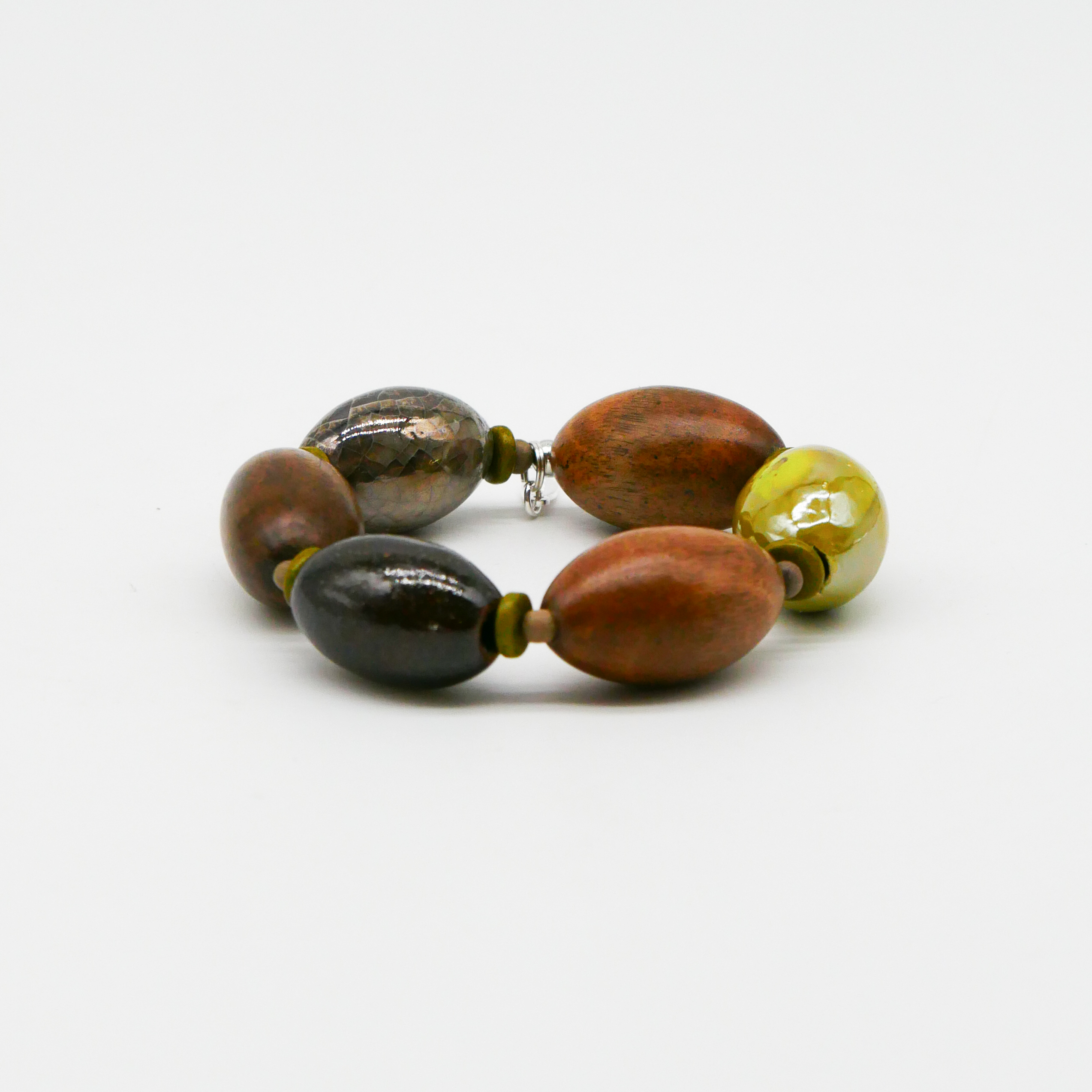 "Woodland" Armband auf Gummi "Olive", Greywood Holzoliven und Keramikoliven, graue + grüne Töne 