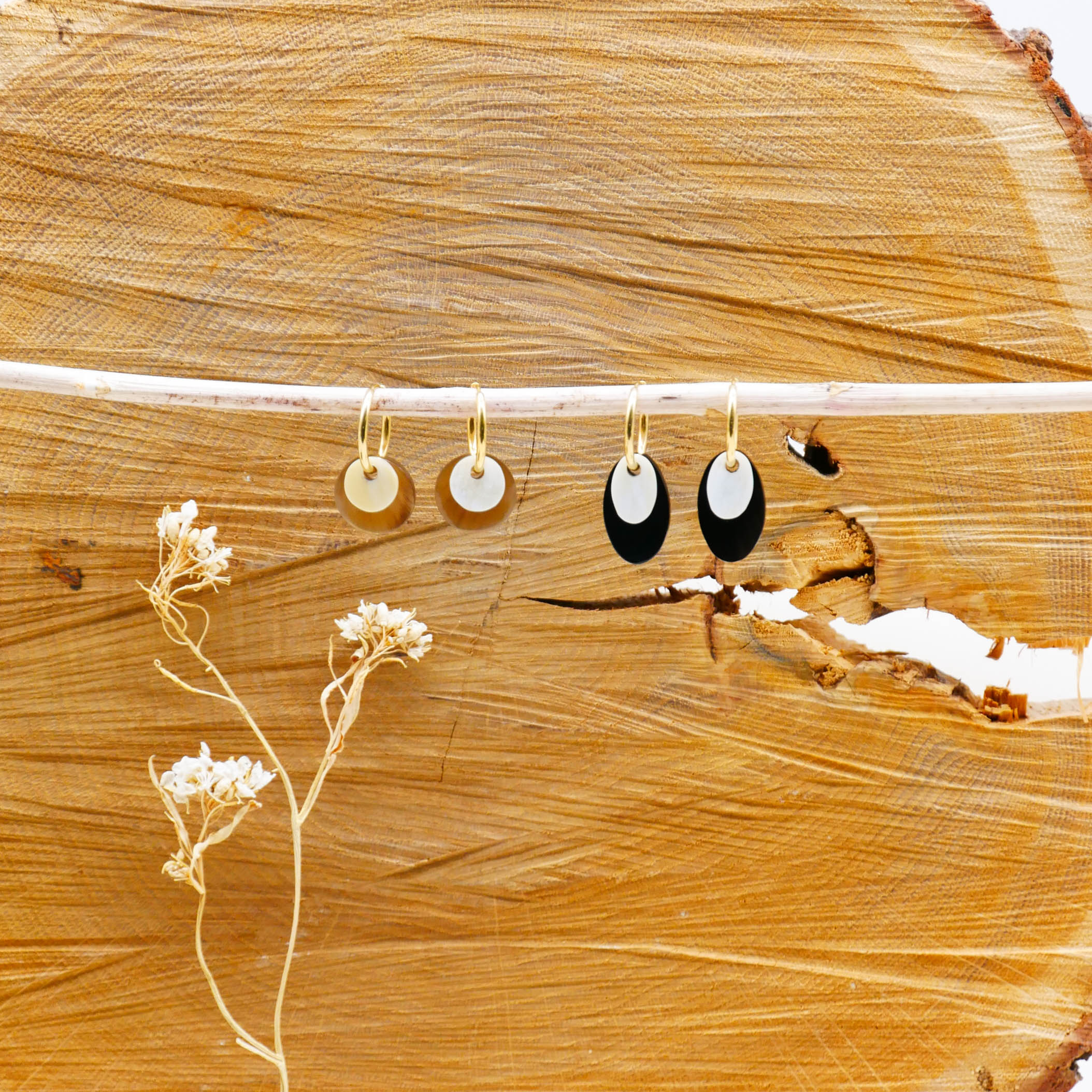 "Craft-Art" Ohrring "kleine Plättchen" schwarz und weiß, vergoldete Edelstahlcreole