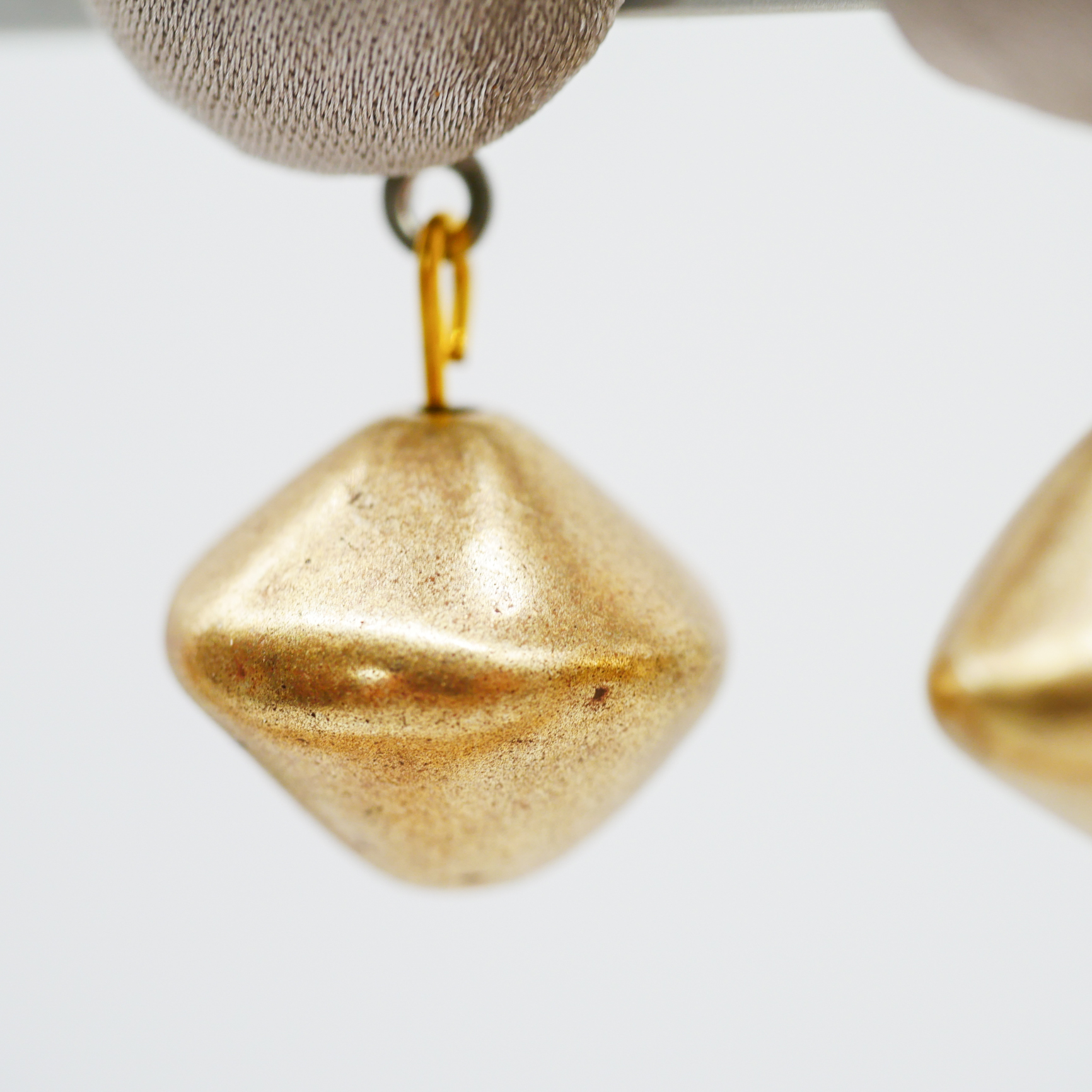 "Fine Bead Art", Ohrring Stecker, Oberteil mit Stoff bezogen, hellgrau, Kunststoffperle goldfarben
