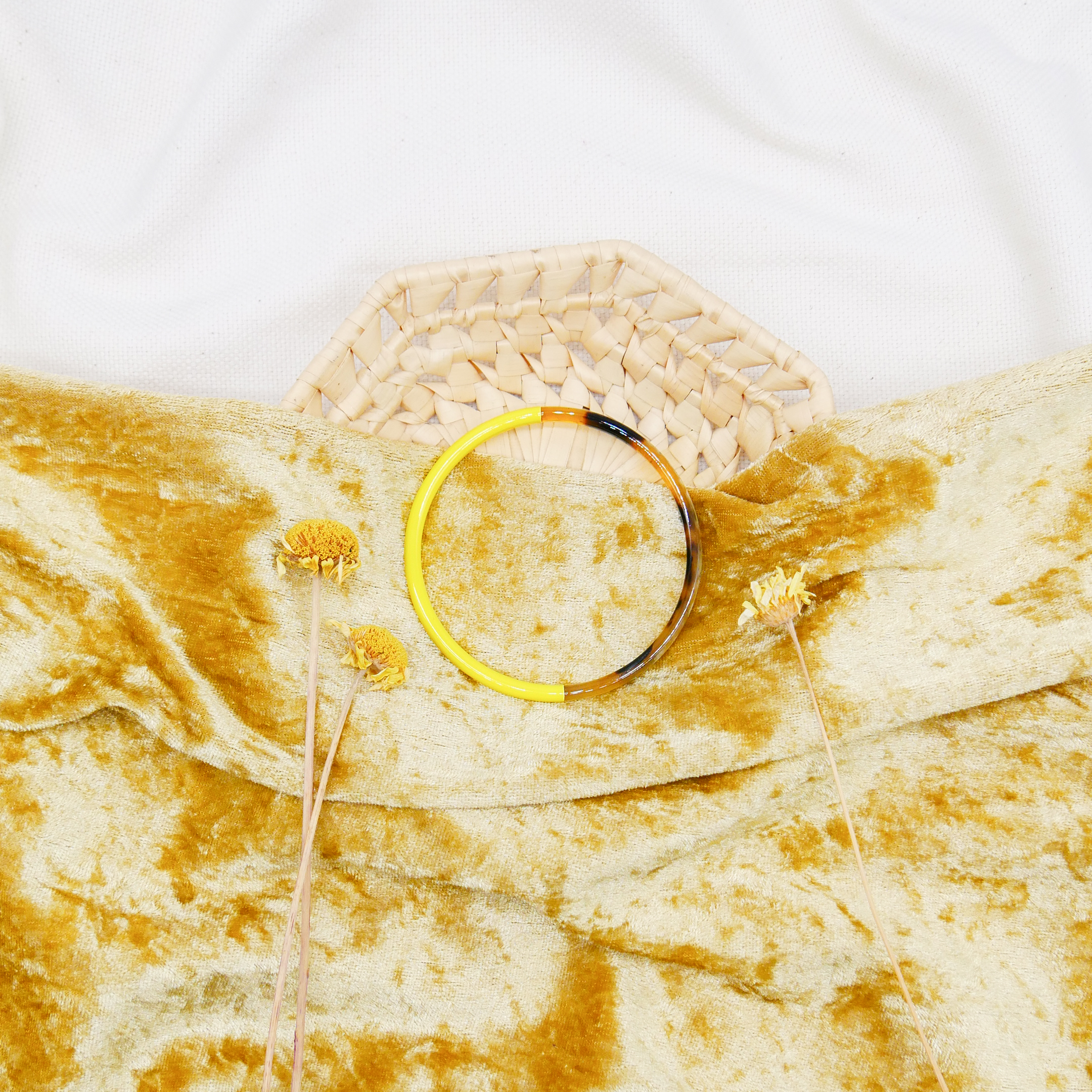  "Craft Art" zarter Armreif, braunes Horn, Lack gelb