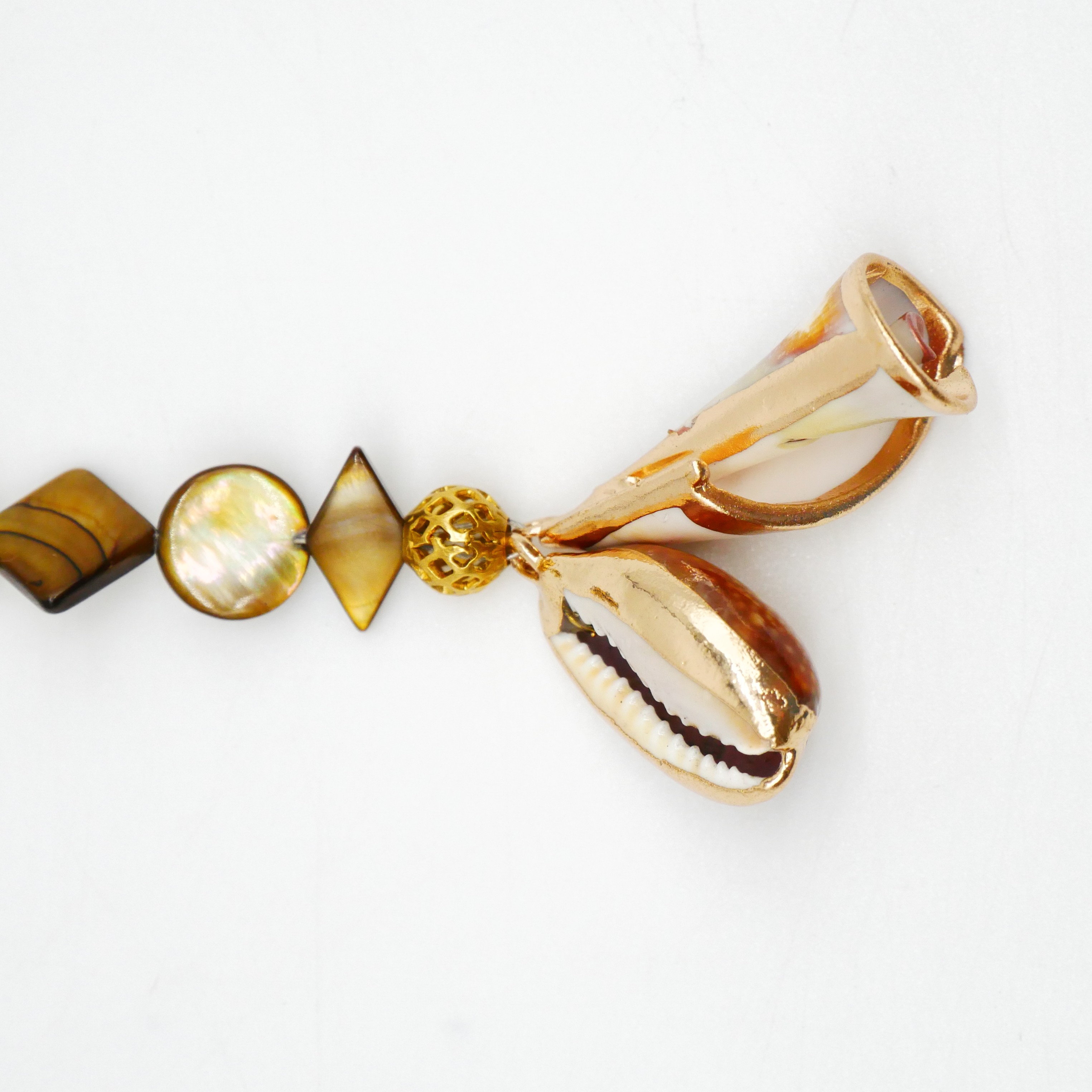 "Lucky Pendant" Anhänger, 1 Strang braun Muschelperlen und zwei Schneckenanhänger "Lucky Pendant" Anhänger, 1 Strang braun Muschelperlen und zwei Schneckenanhänger