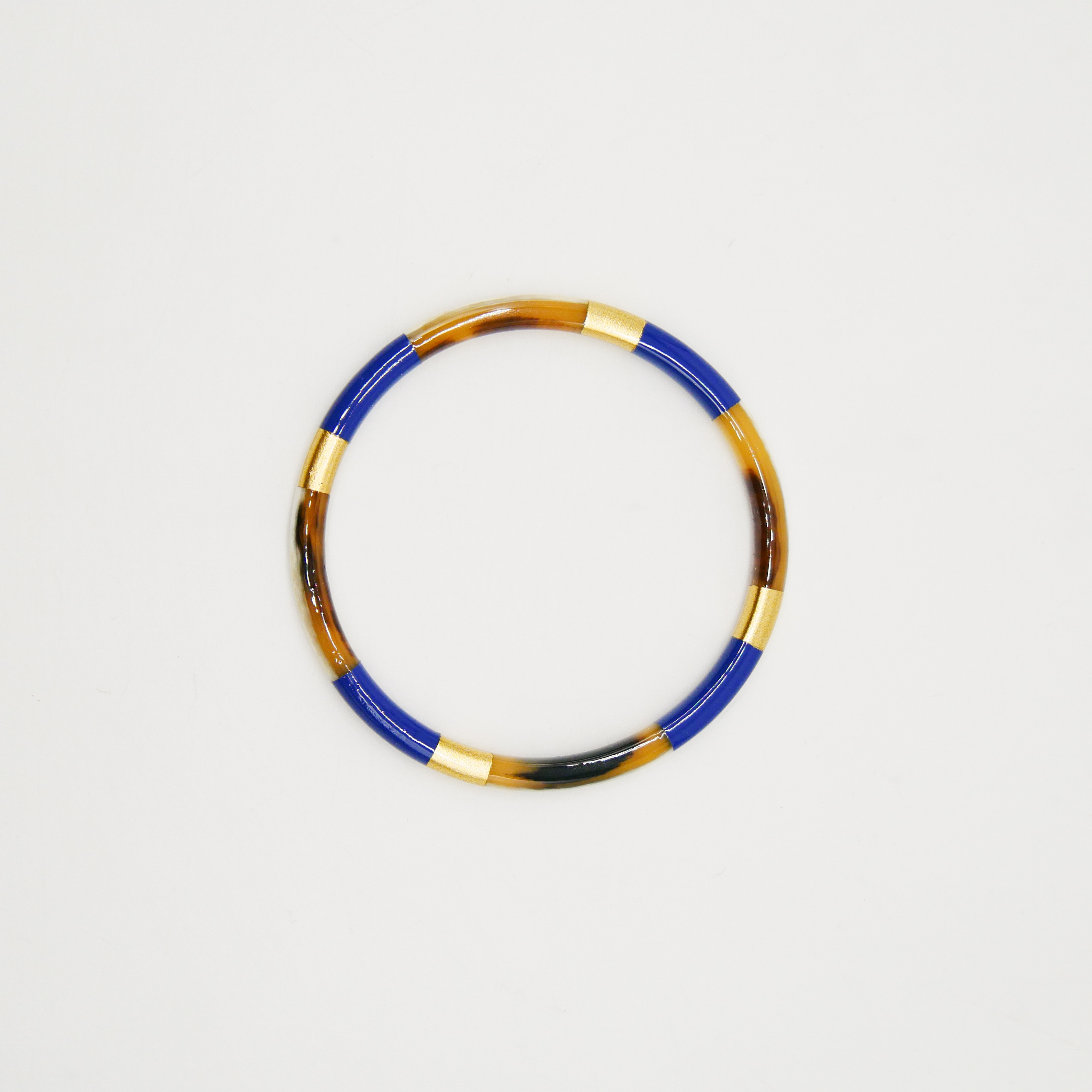 "Craft Art", Armreif dünn, braunes Horn Lack royalblau und gold 