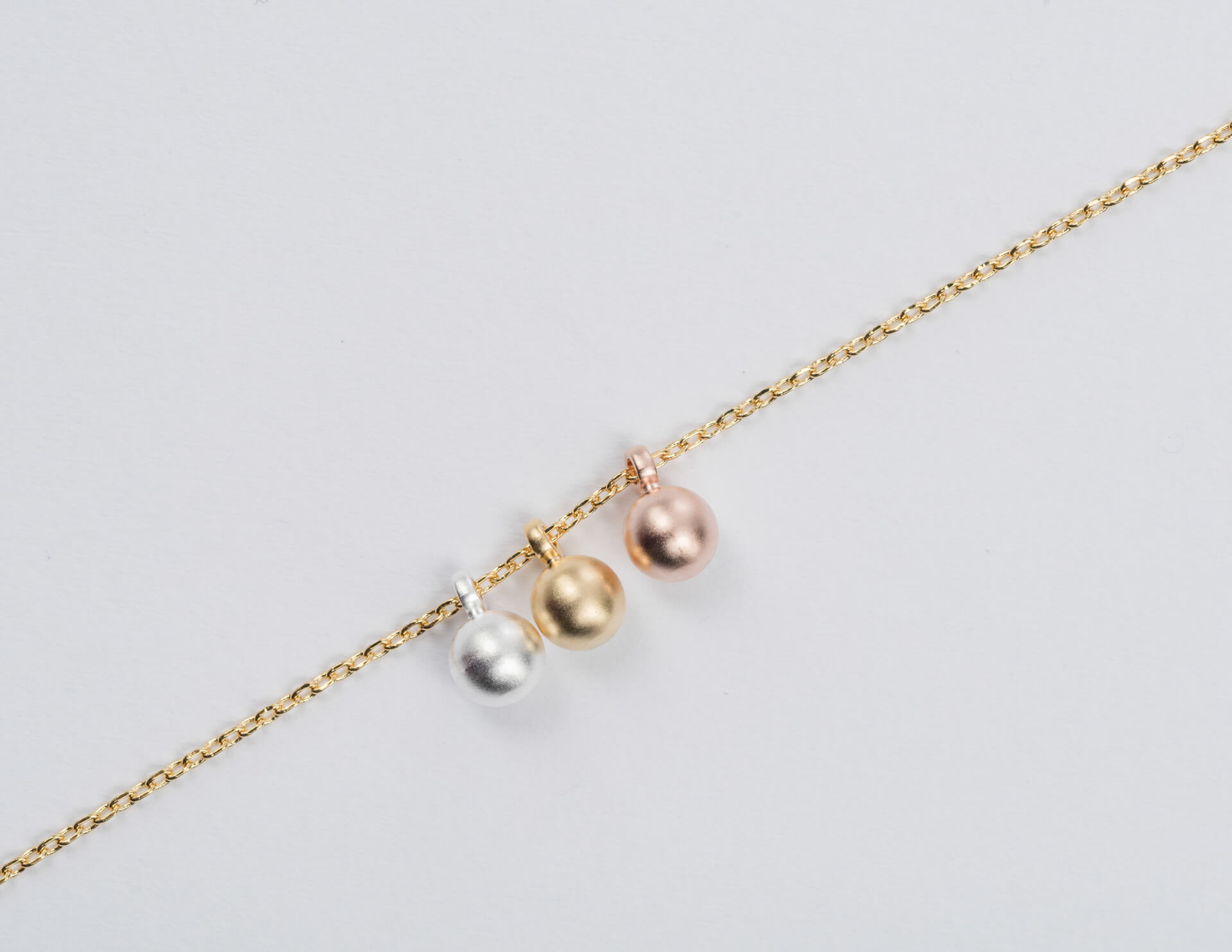 "Fine Filigré" feines Armband, Hanging Balls, vergoldet