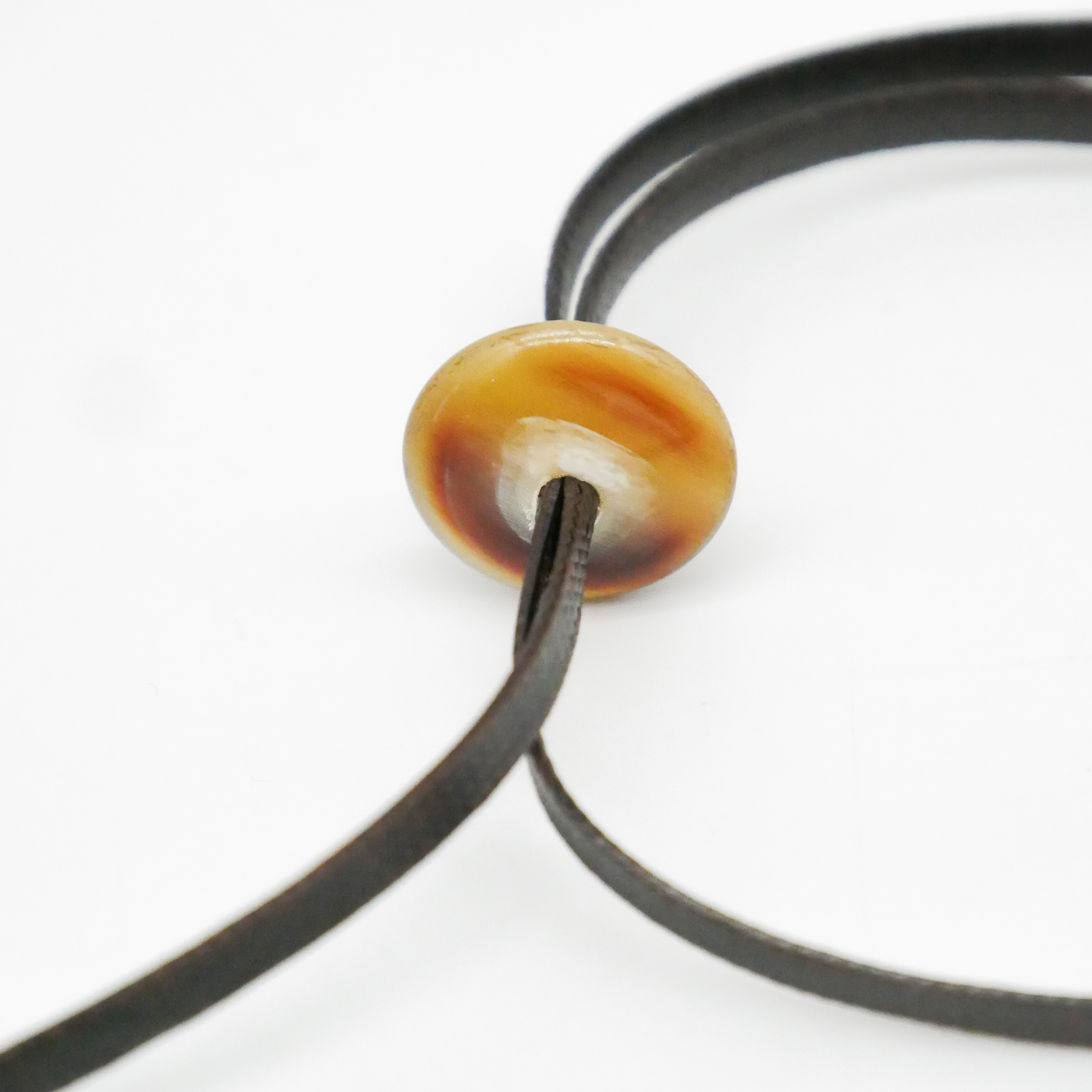  "Craft-Art", runder Hornanhänger Ø ca. 53 verspieltes Design, Syntetikband, braunes Horn 
