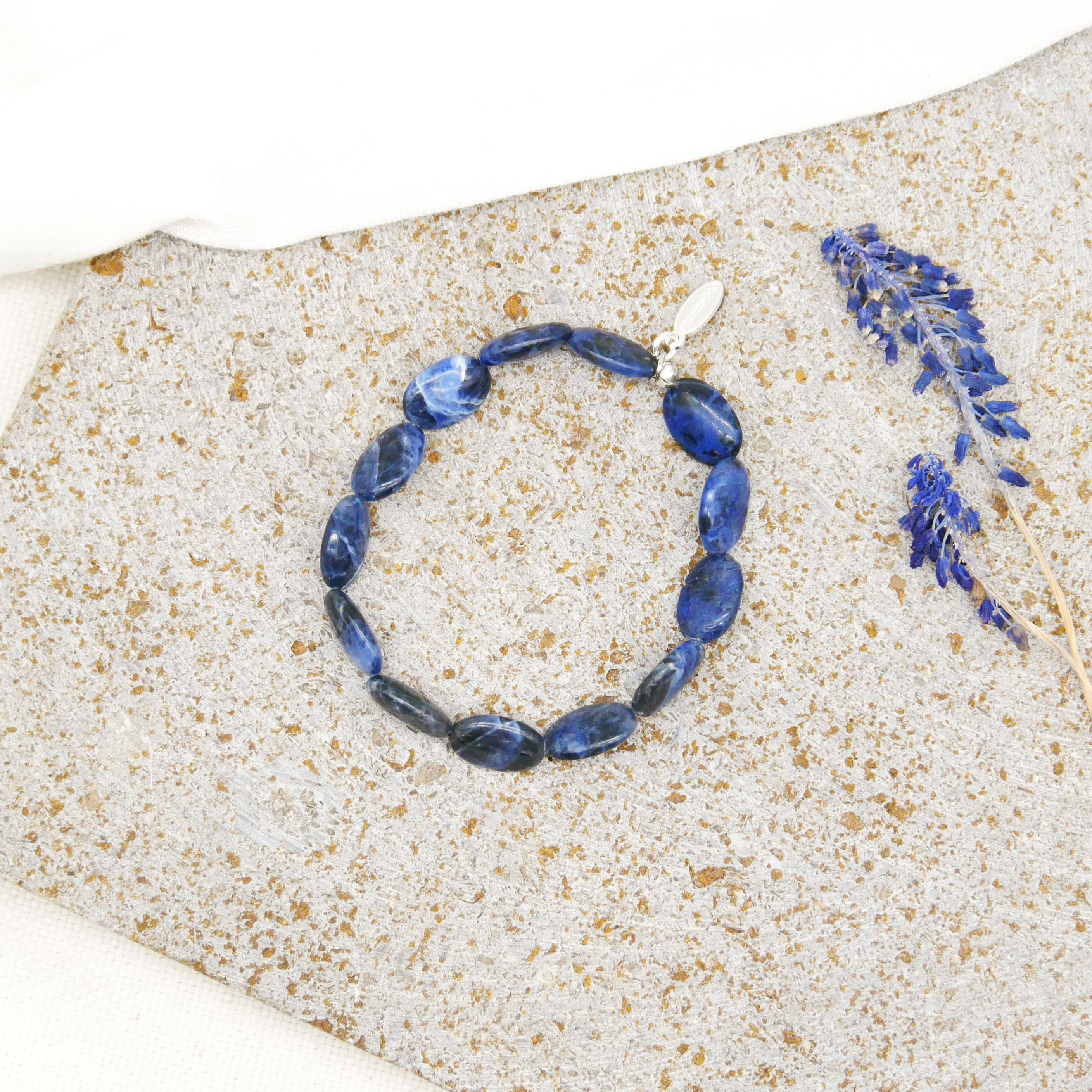  "Crystal Mountain", Armband auf Gummi Sodalit Oliven, 10 x 14 mm