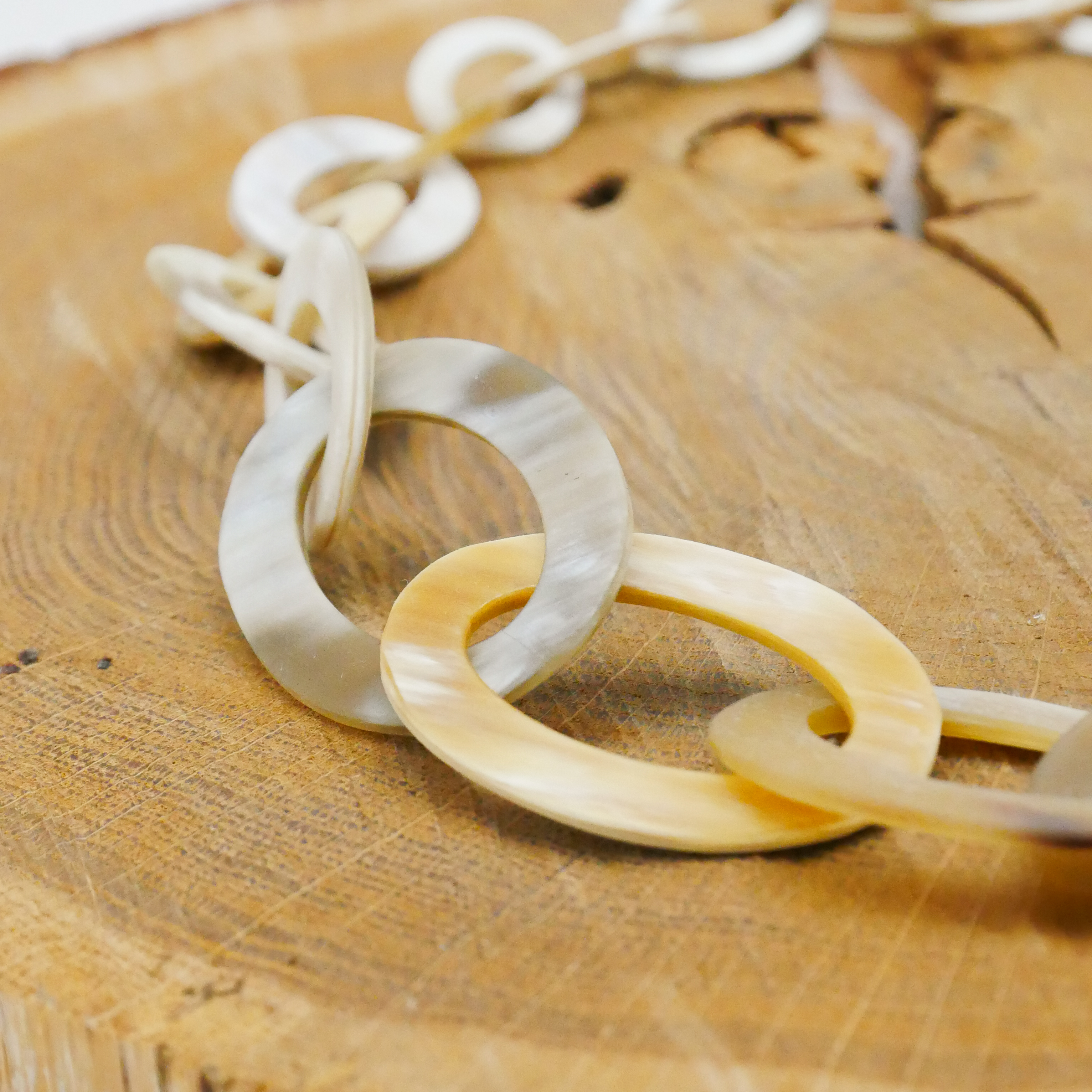  "Craft-Art", kurze Kette ca. 75 cm Ovale mit Verlauf, weißes Horn matt 