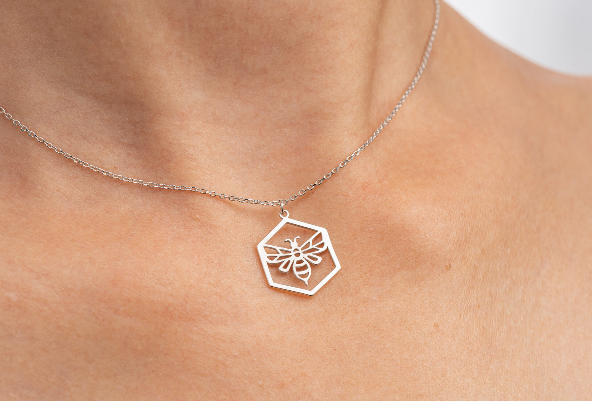 "Fine Filigré" feine kurze Metallkette, Biene im Rahmen, versilbert