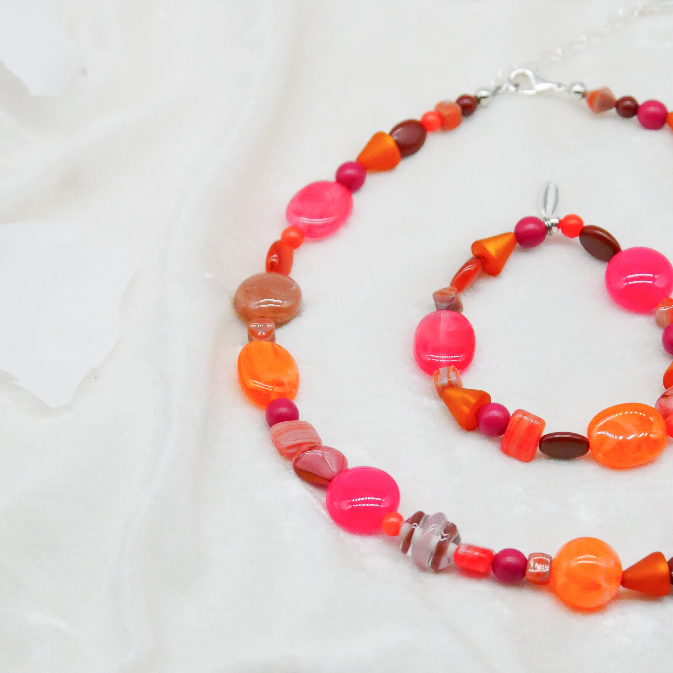 "Summer Feeling",  Kette aus verschiedenen Formen, Glas- und Resin Perlen, pink-orange