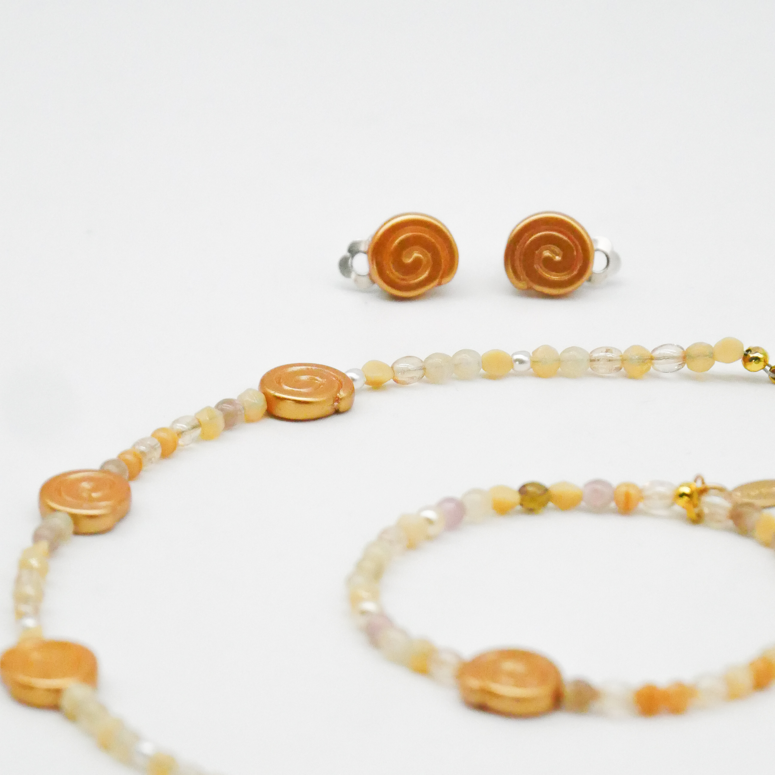  "Shell" Ohrclip kleine Glasschnecke sand
