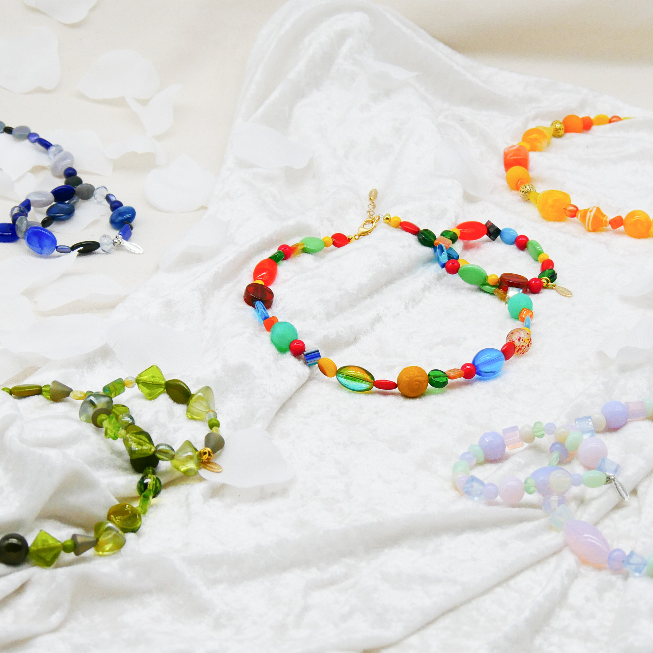 "Summer Feeling",  Kette aus verschiedenen Formen, Glas- und Resin Perlen, blau