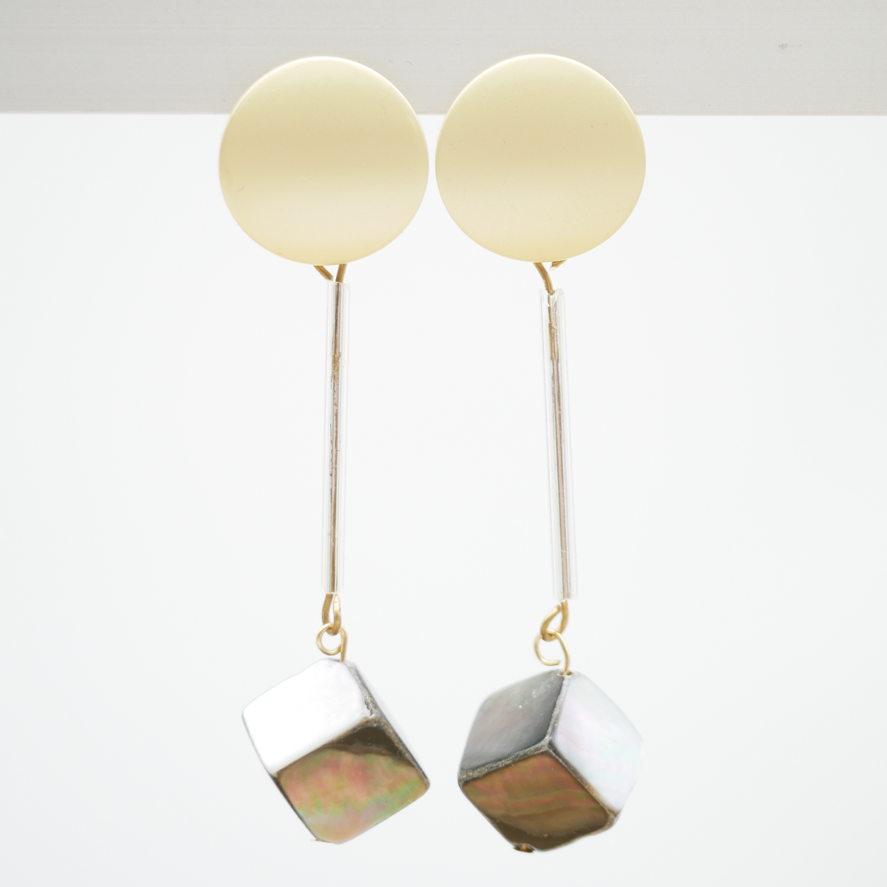 "Summer Feeling" Ohrstecker, vergoldet, mit geometrischer Muschelperle, Black Lip