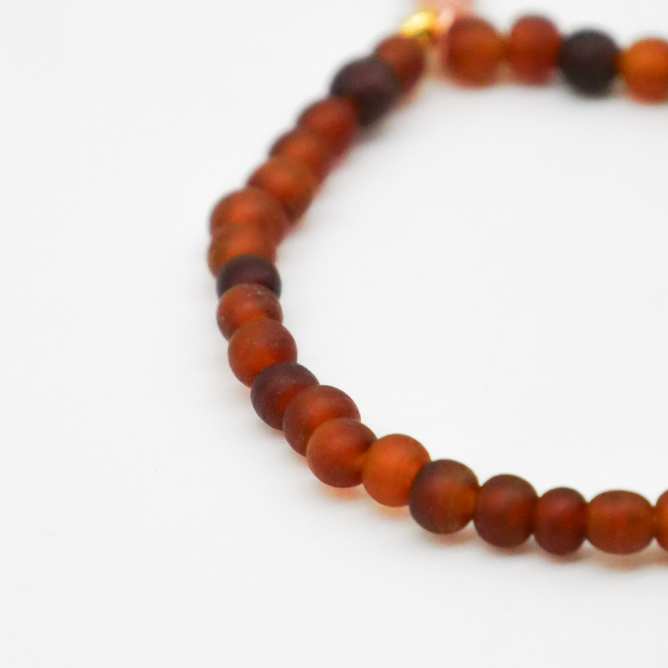  "Shell" Armband auf Gummi dunkelbraune Carabo Hornperlen  ca. 5 mm, weiße Glasschnecke 