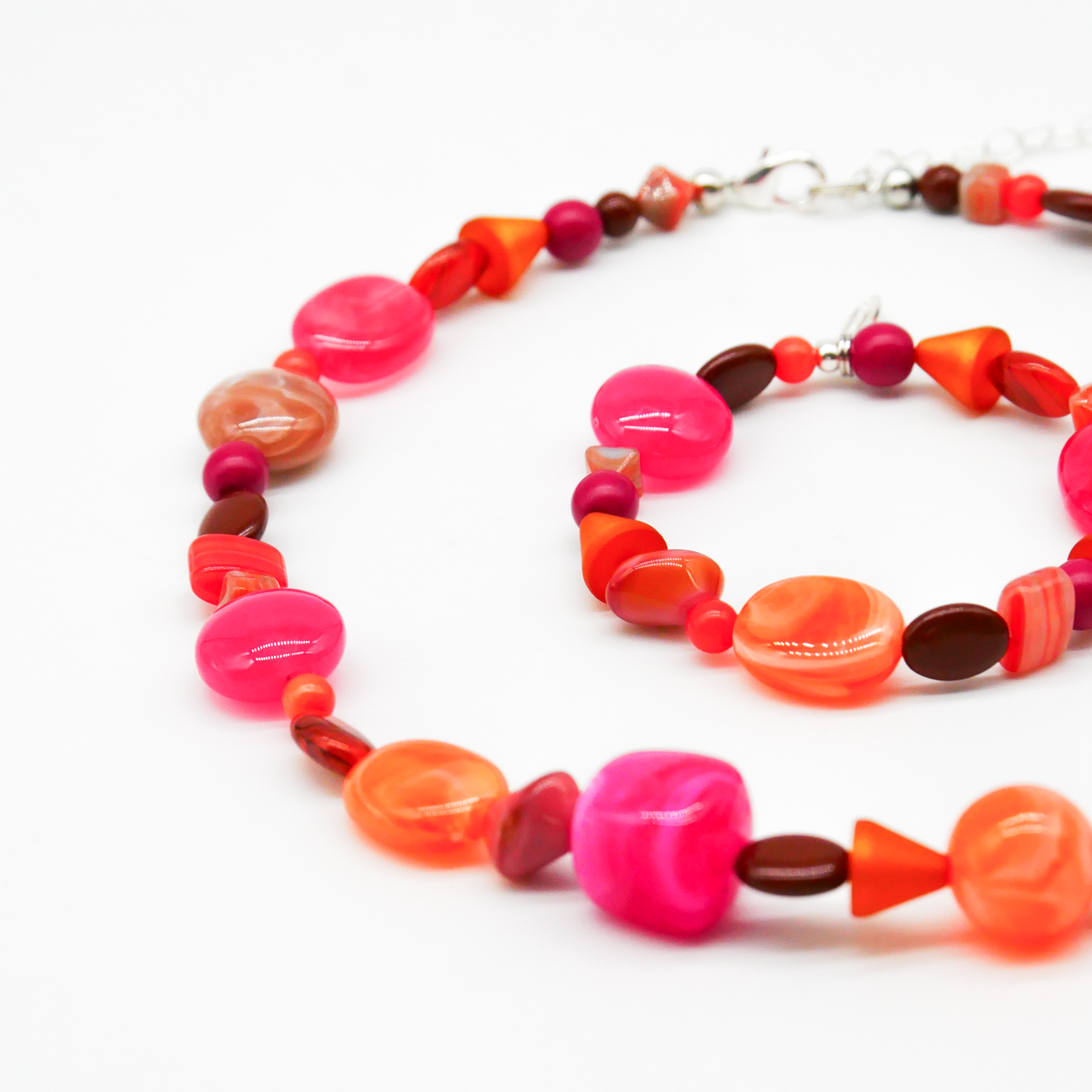 "Summer Feeling",  Kette aus verschiedenen Formen, Glas- und Resin Perlen, pink-orange