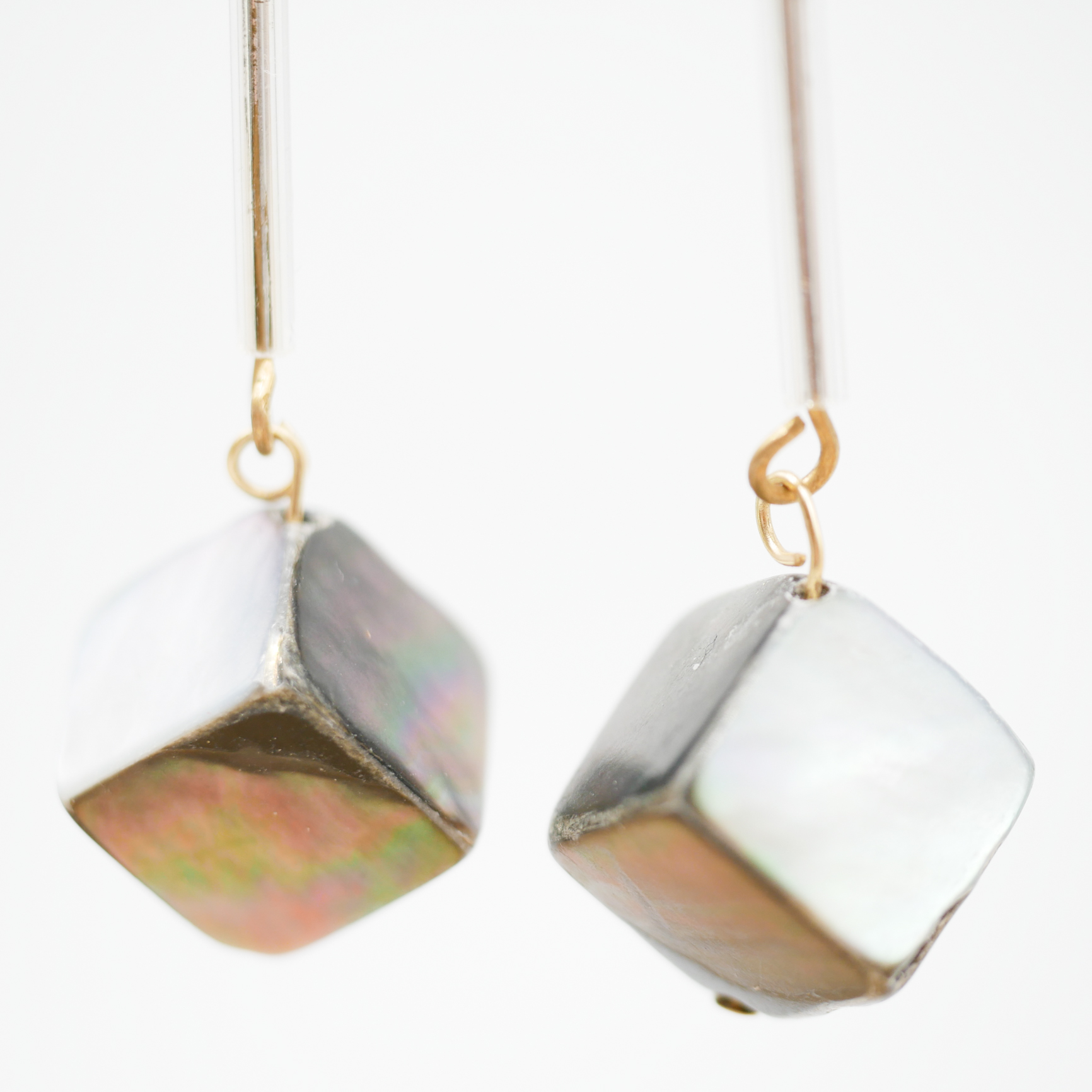 "Summer Feeling" Ohrstecker, vergoldet, mit geometrischer Muschelperle, Black Lip