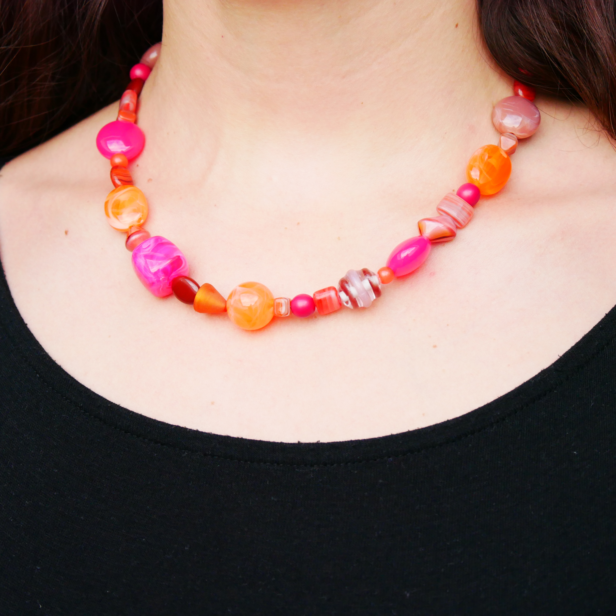 "Summer Feeling",  Kette aus verschiedenen Formen, Glas- und Resin Perlen, pink-orange