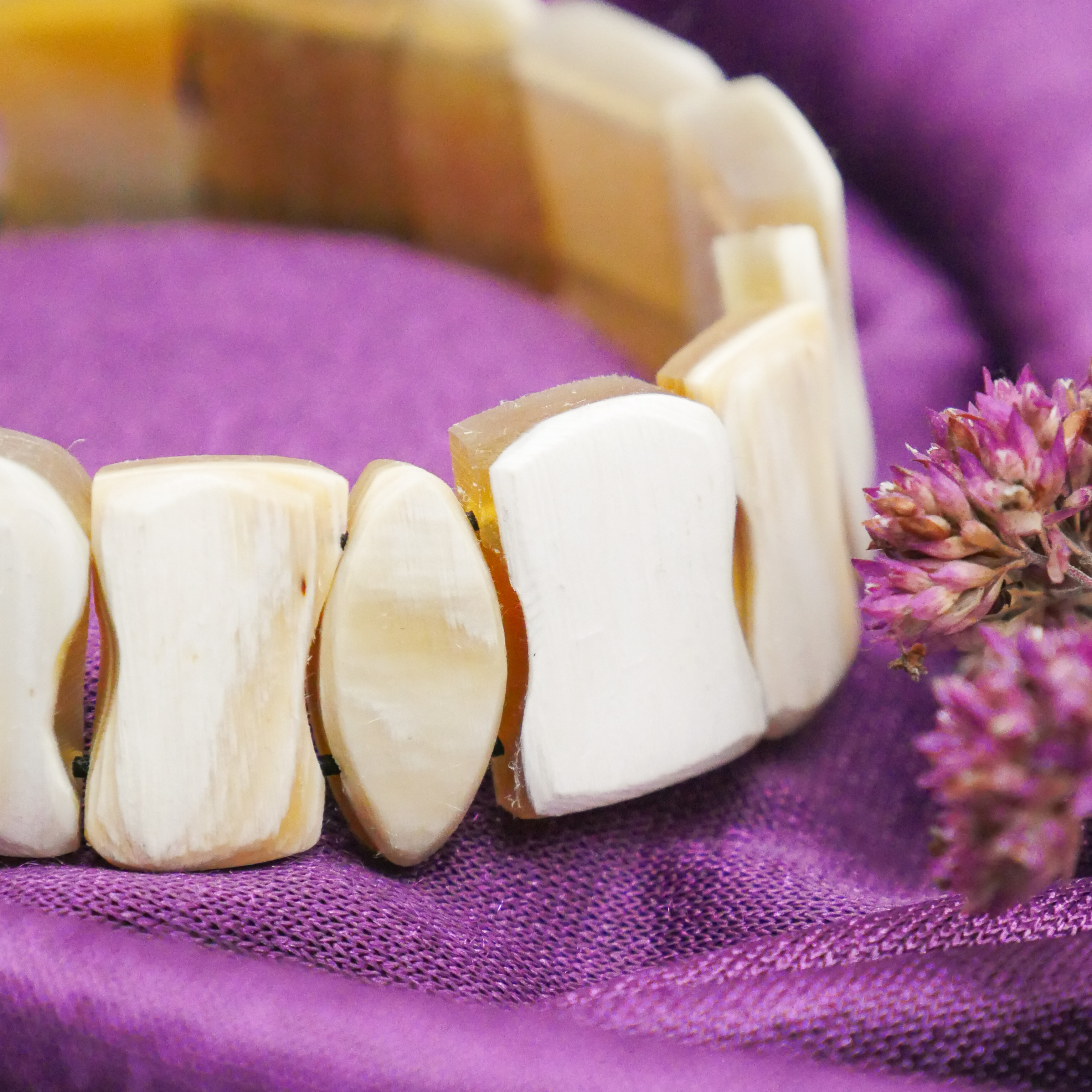  "Craft-Art", Horn Armband auf Gummi verschiedene Formen, weißes Horn matt 