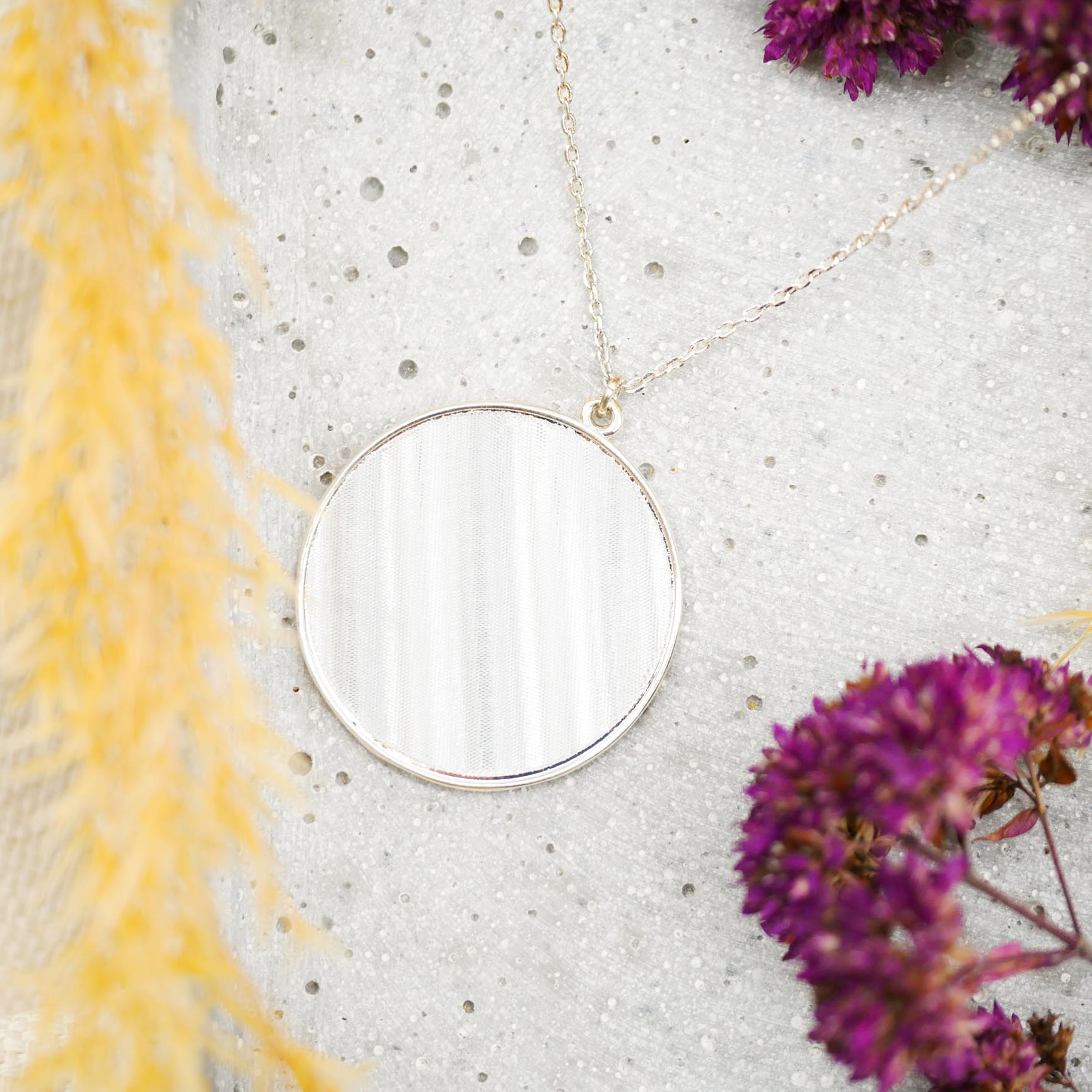 "Circle" kurze Kette, versilberter Anhänger, Perlmutt Optik