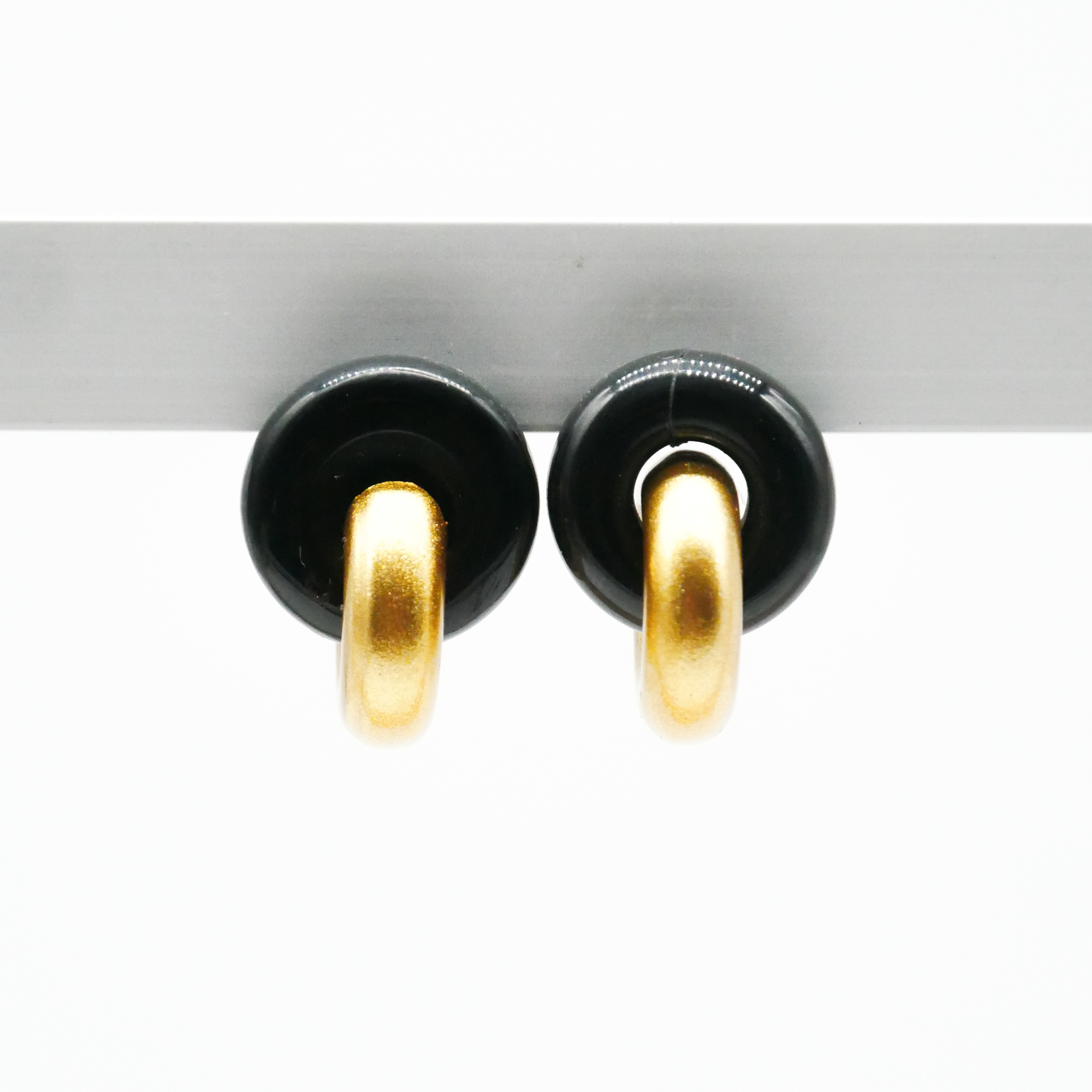  "Craft-Art", Ohrstecker zwei dicke Reife 90 Grad versetzt schwarzes Horn, Lack gold 