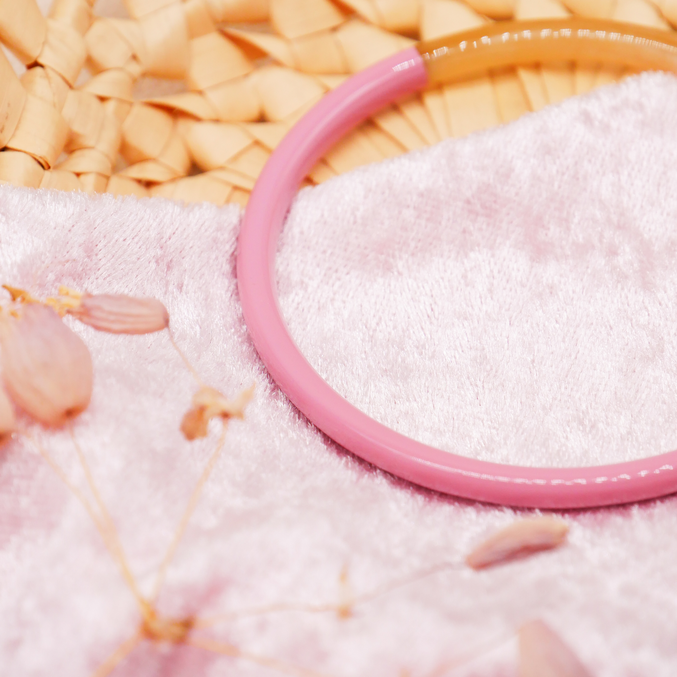  "Craft Art" zarter Armreif, weißes Horn, Lack hellrosé