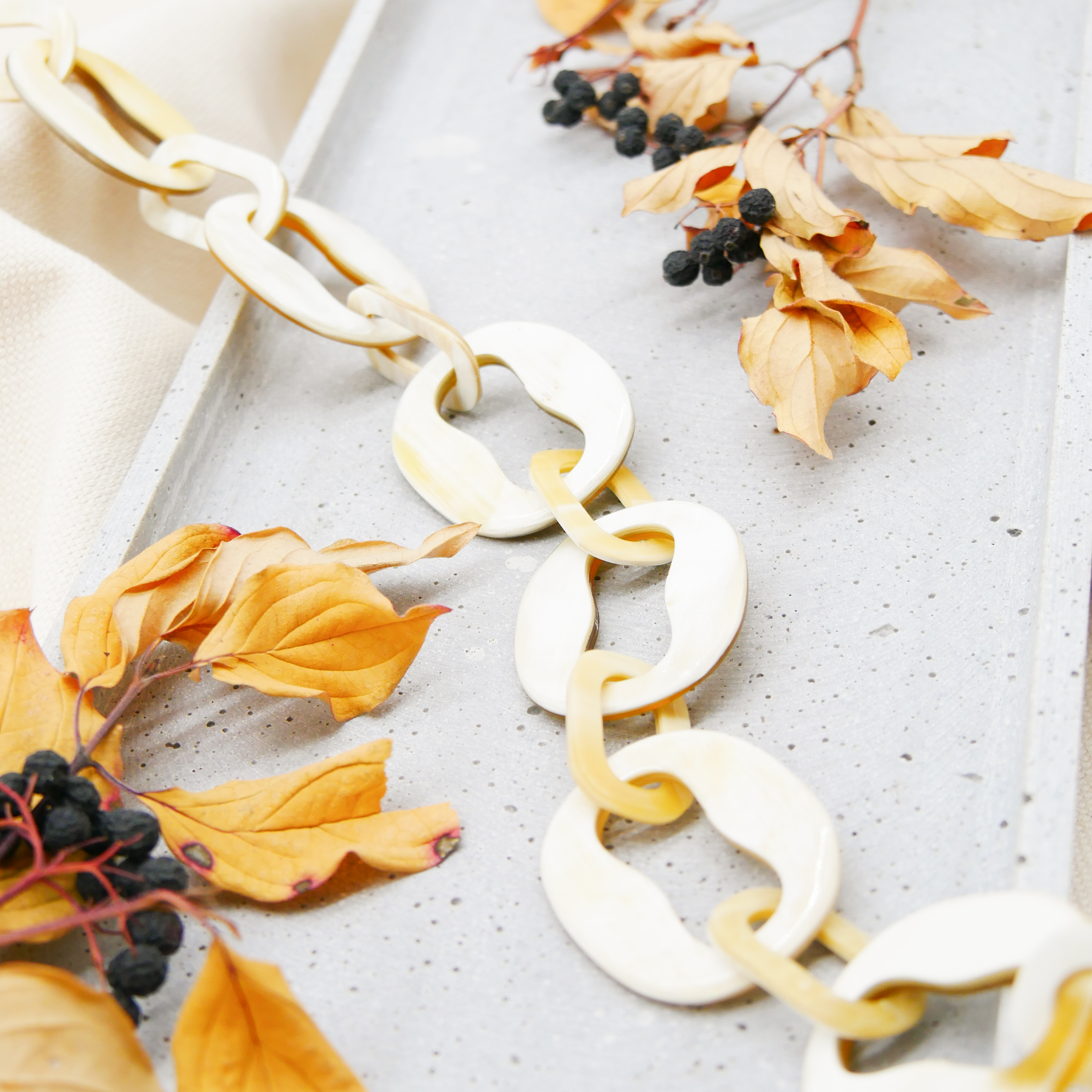 "Craft Art", kurze Kette Ovale mit Aussparung white Horn "Craft Art", kurze Kette Ovale mit Aussparung white Horn