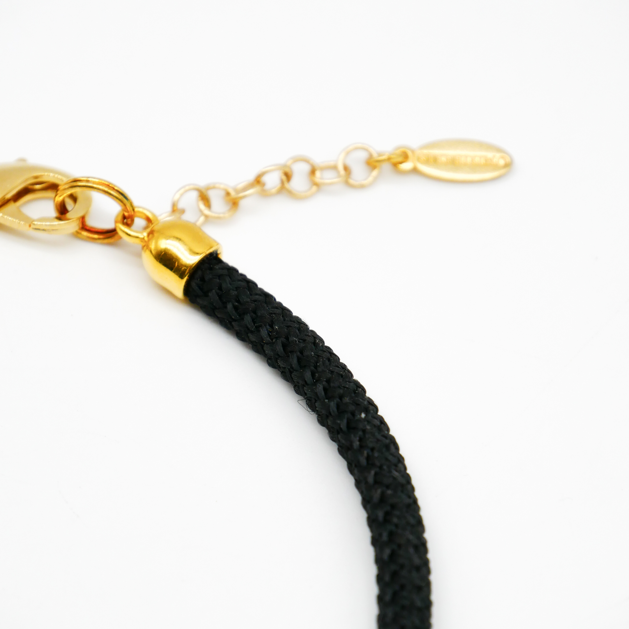 "Nomadic" Kette, schwarzes Cordband, schwarzer Anhänger geritzt, ca. 40 mm, goldfarben