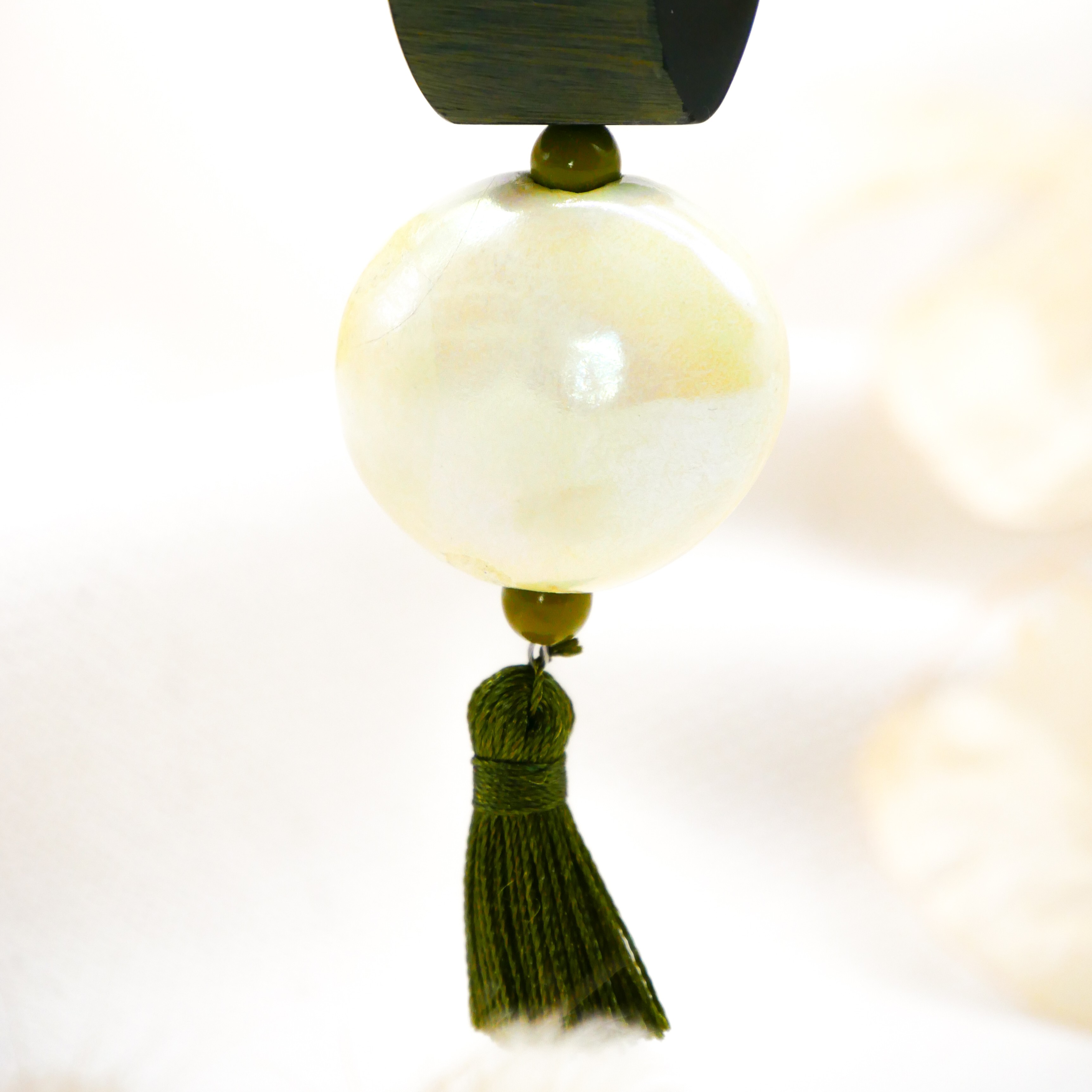 "Lucky Pendant" Anhänger, 1 Strang Hornperle, Keramikscheibe und Quaste "Lucky Pendant" Anhänger, 1 Strang Hornperle, Keramikscheibe und Quaste