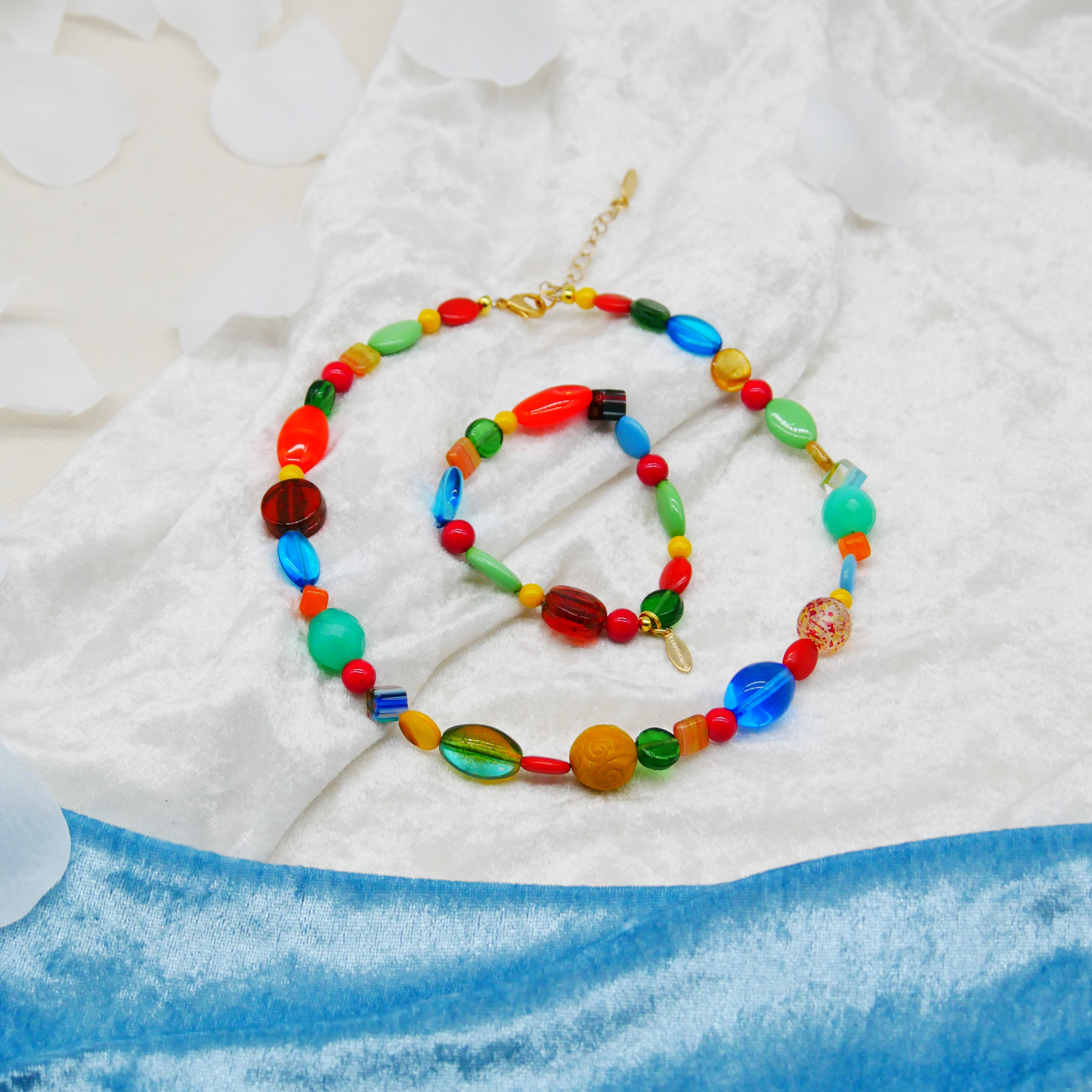 "Summer Feeling",  Kette aus verschiedenen Formen, Glas- und Resin Perlen, multicolor 
