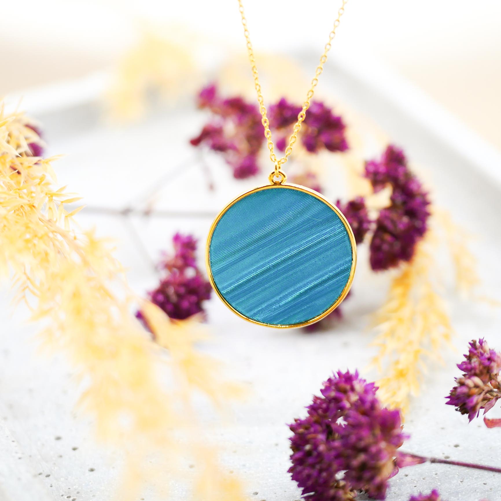"Circle" kurze Kette, vergoldeter Anhänger, türkisblau schimmer