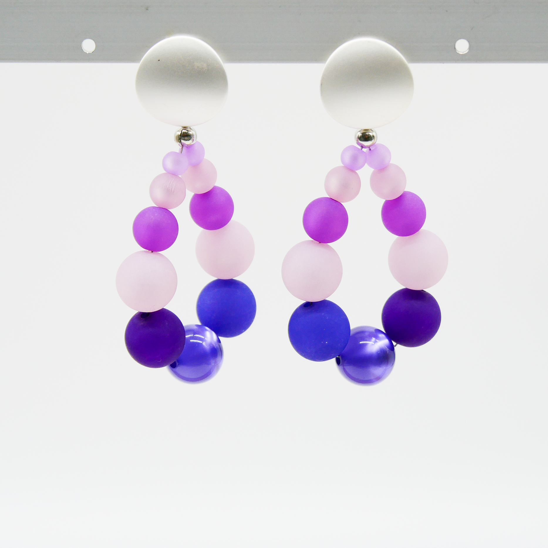 Color Explosion, Ohrhänger Polaris Perlen, silberfarbenes Oberteil - violett
