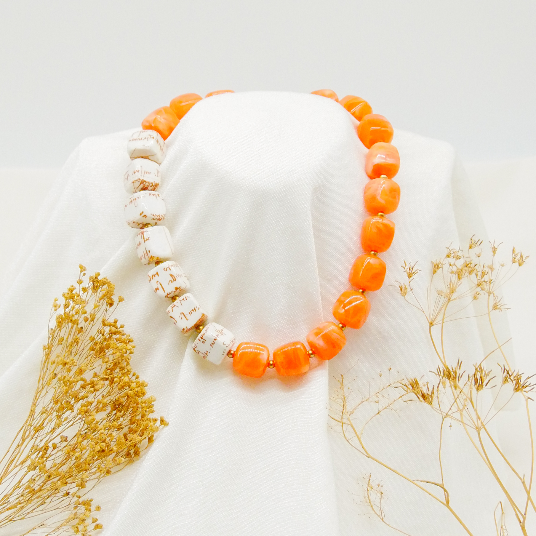 "Summer Feeling", kurze Kette "Cube" Resin- und Papercoated Perlen ca. 16 x 16 mm orange