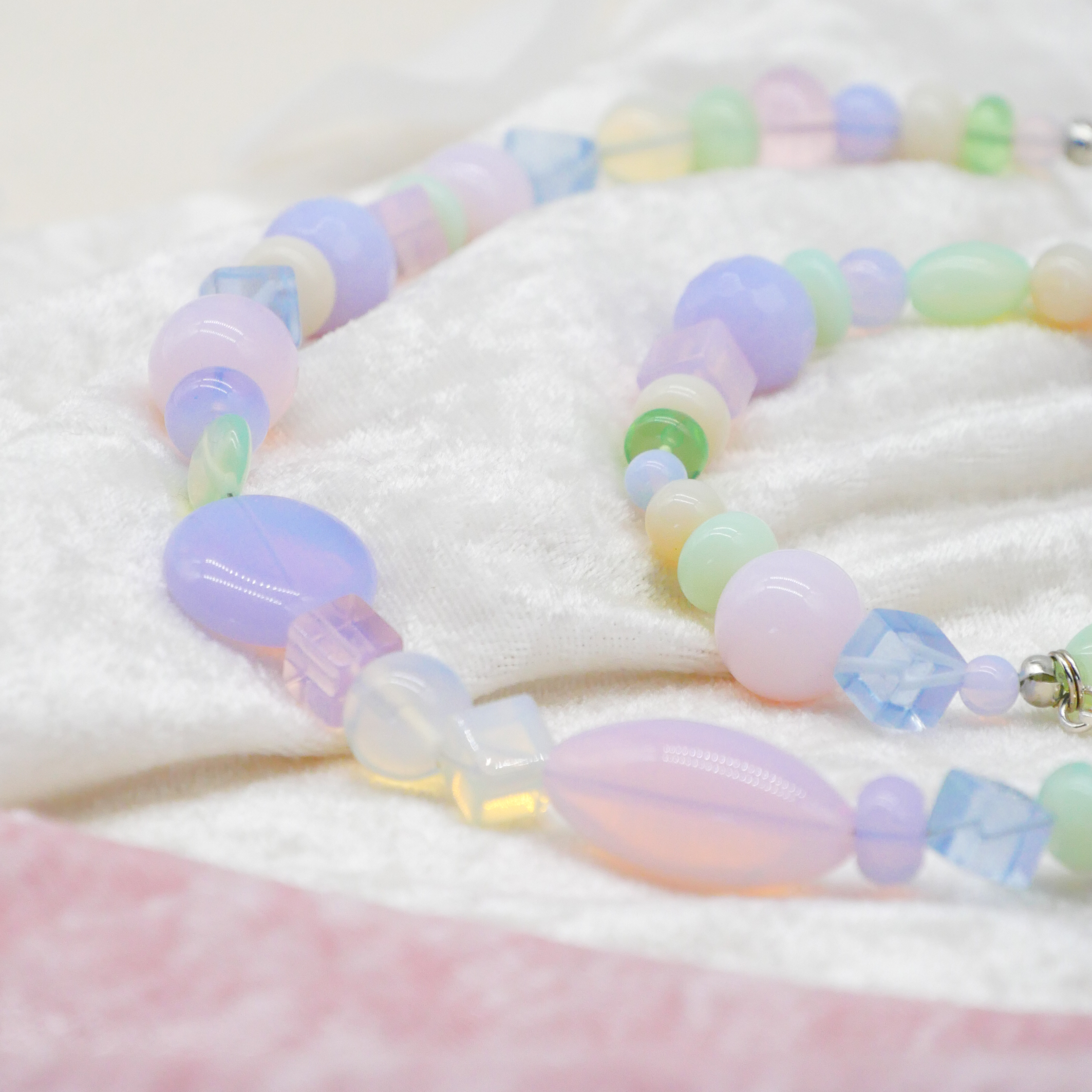 "Summer Feeling",  Kette aus verschiedenen Formen, Glas- und Resin Perlen, opal-pas