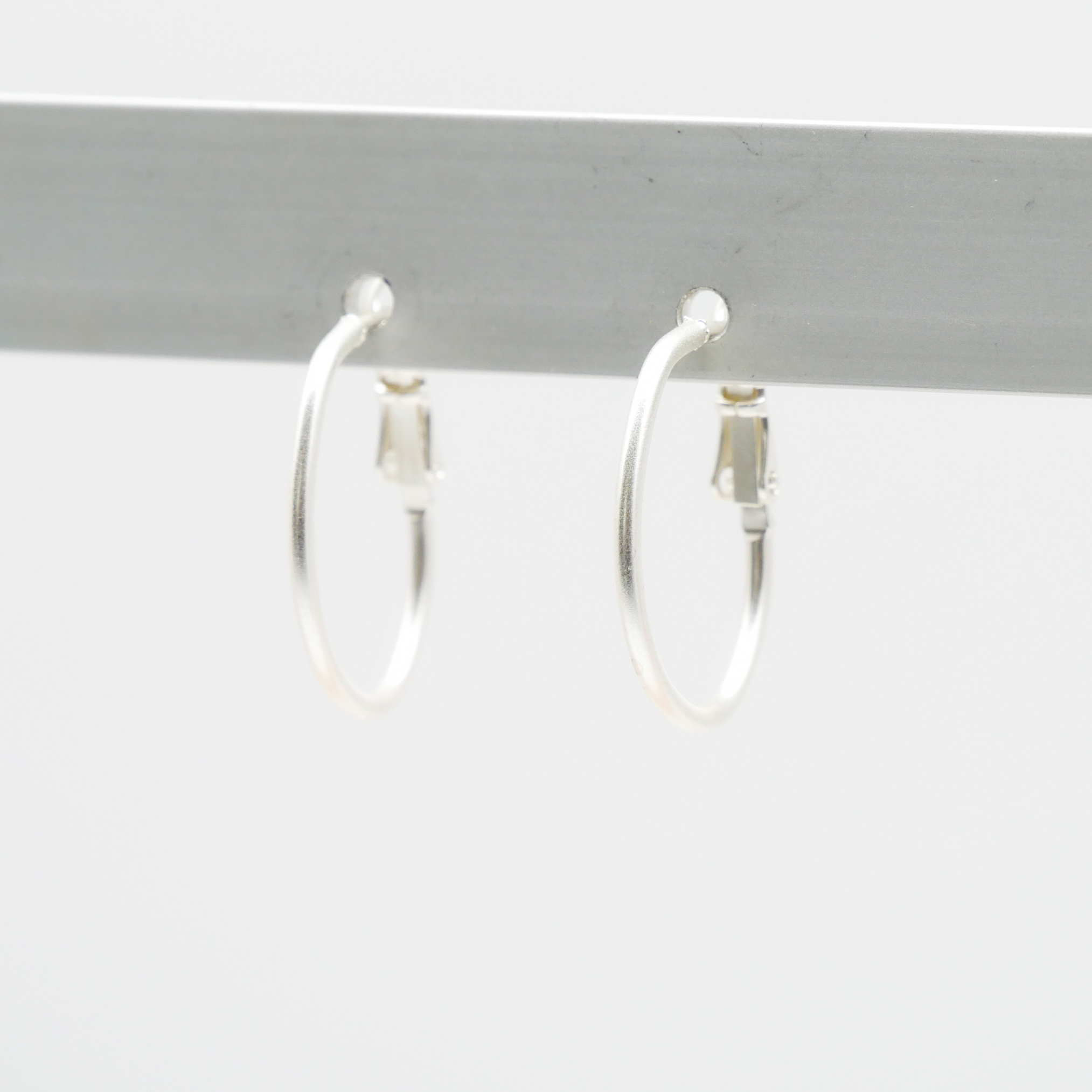 "Circle", filigrane ovale Creole versilbert ca. 23 x 18 mm 