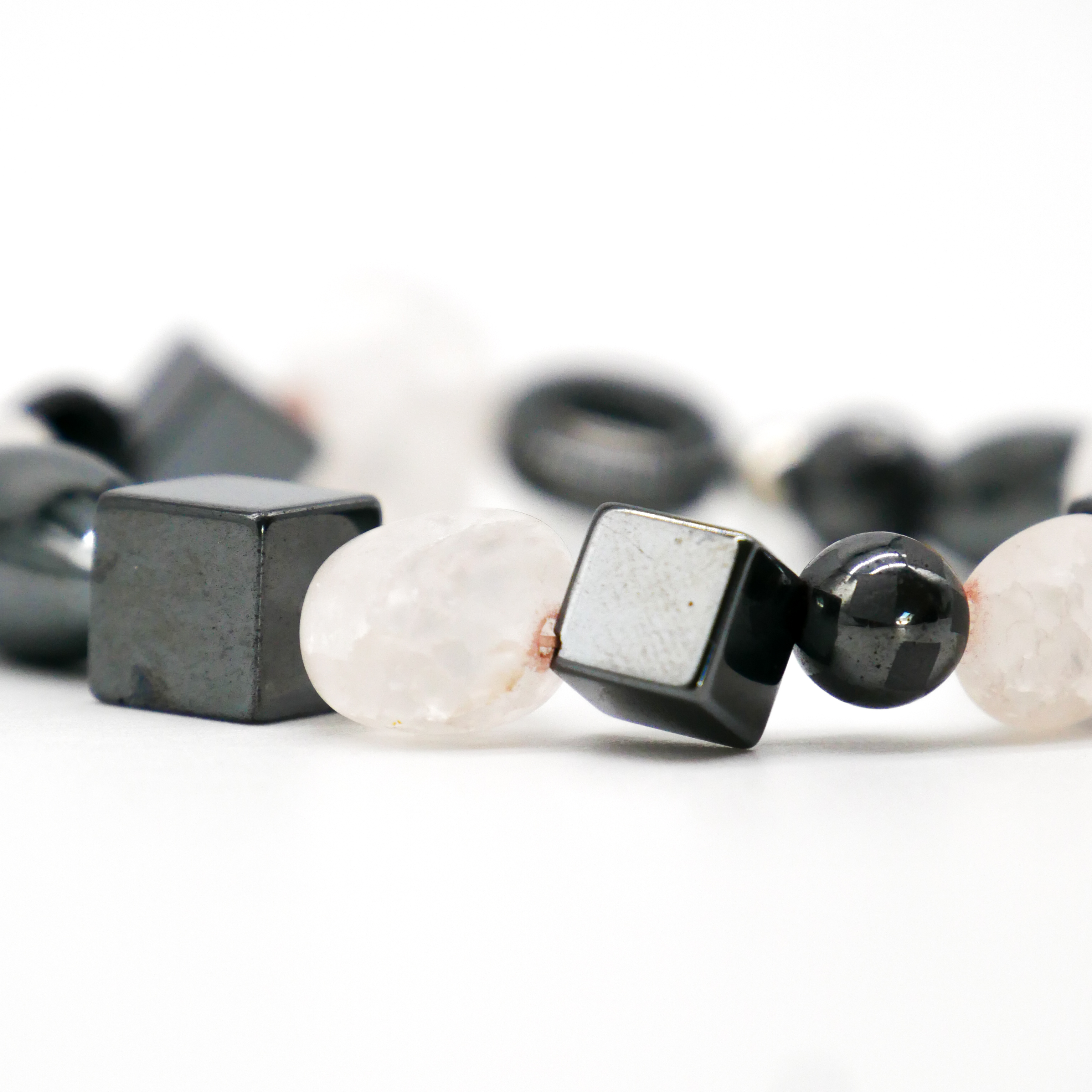 "Crystal Mountain", Armband auf Gummi, Hämatit und Bergkristall, verschiedene Formen