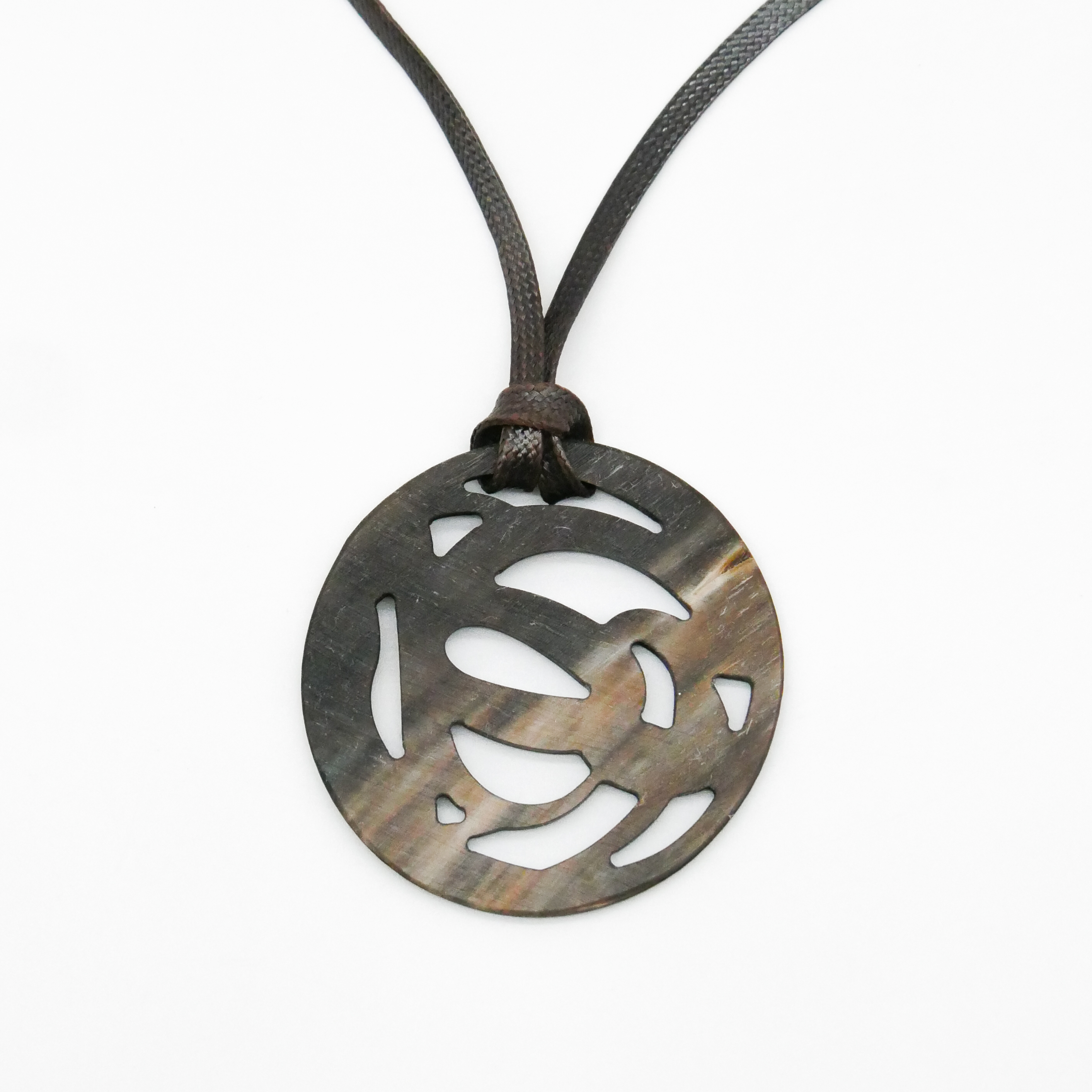  "Craft-Art", runder Hornanhänger Ø ca. 53 verspieltes Design, Syntetikband, braunes Horn 