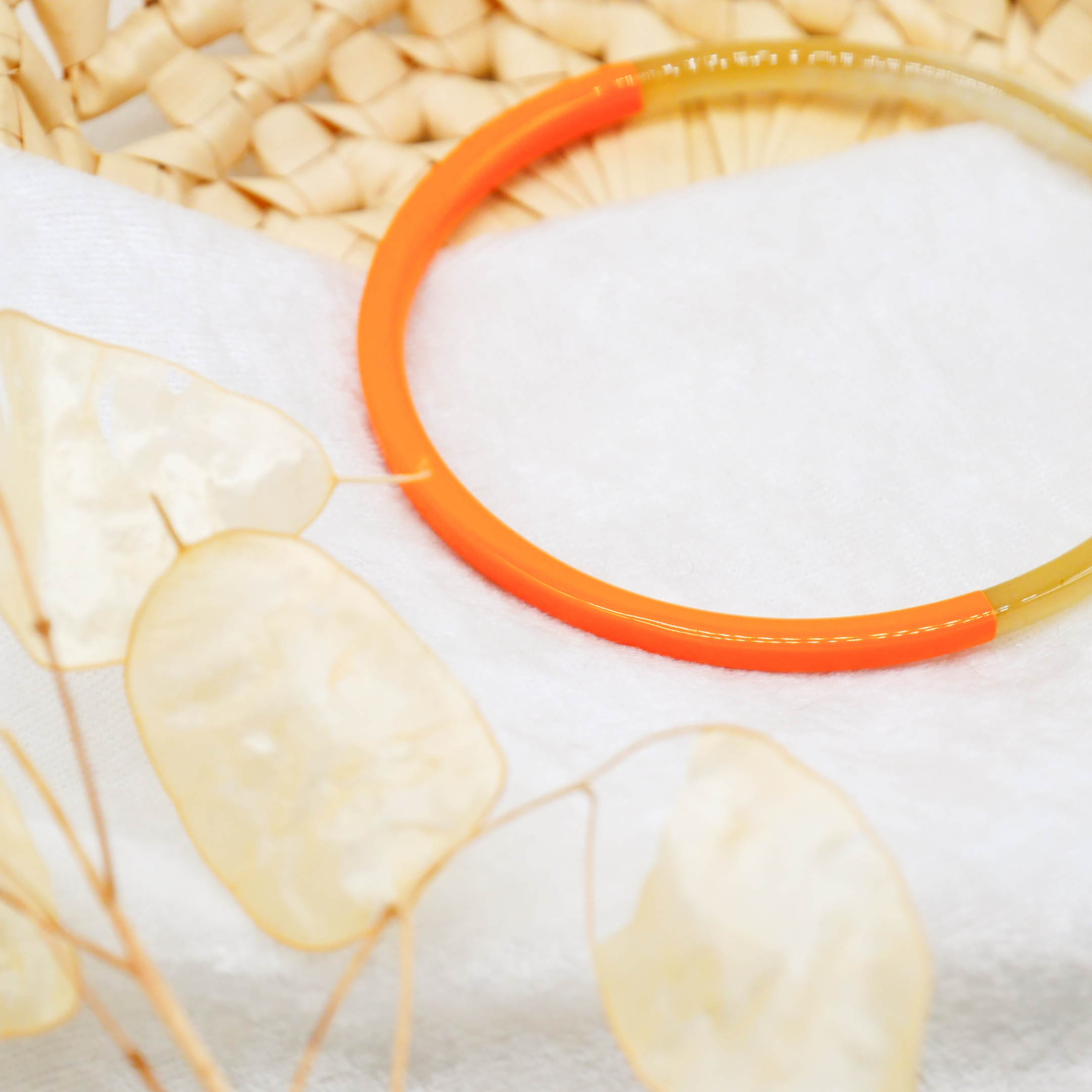  "Craft Art" zarter Armreif, weißes Horn, Lack hellorange 