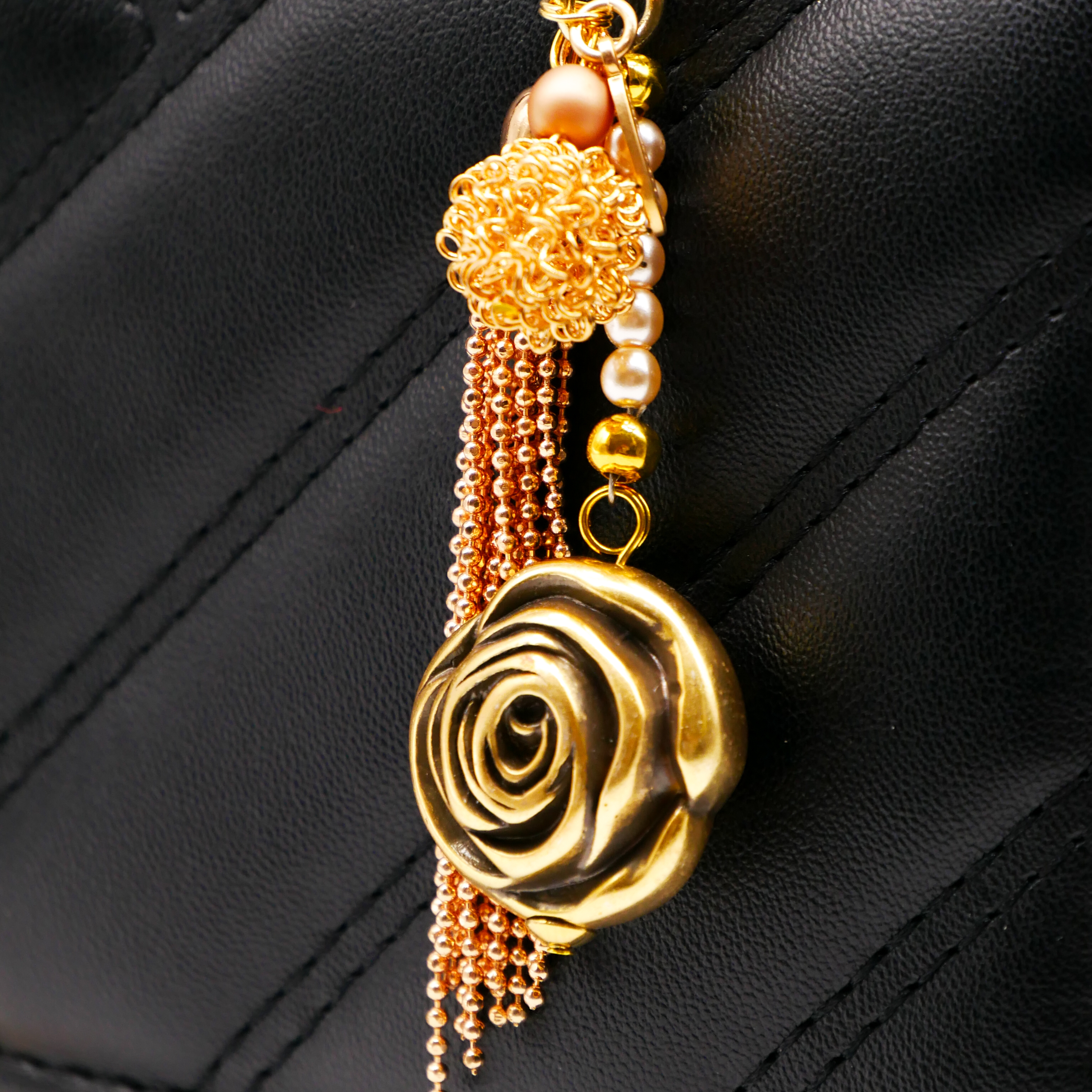 "Lucky Pendant" Anhänger, 1 Strang mit Blumenperle, Metallquaste und Metallperle