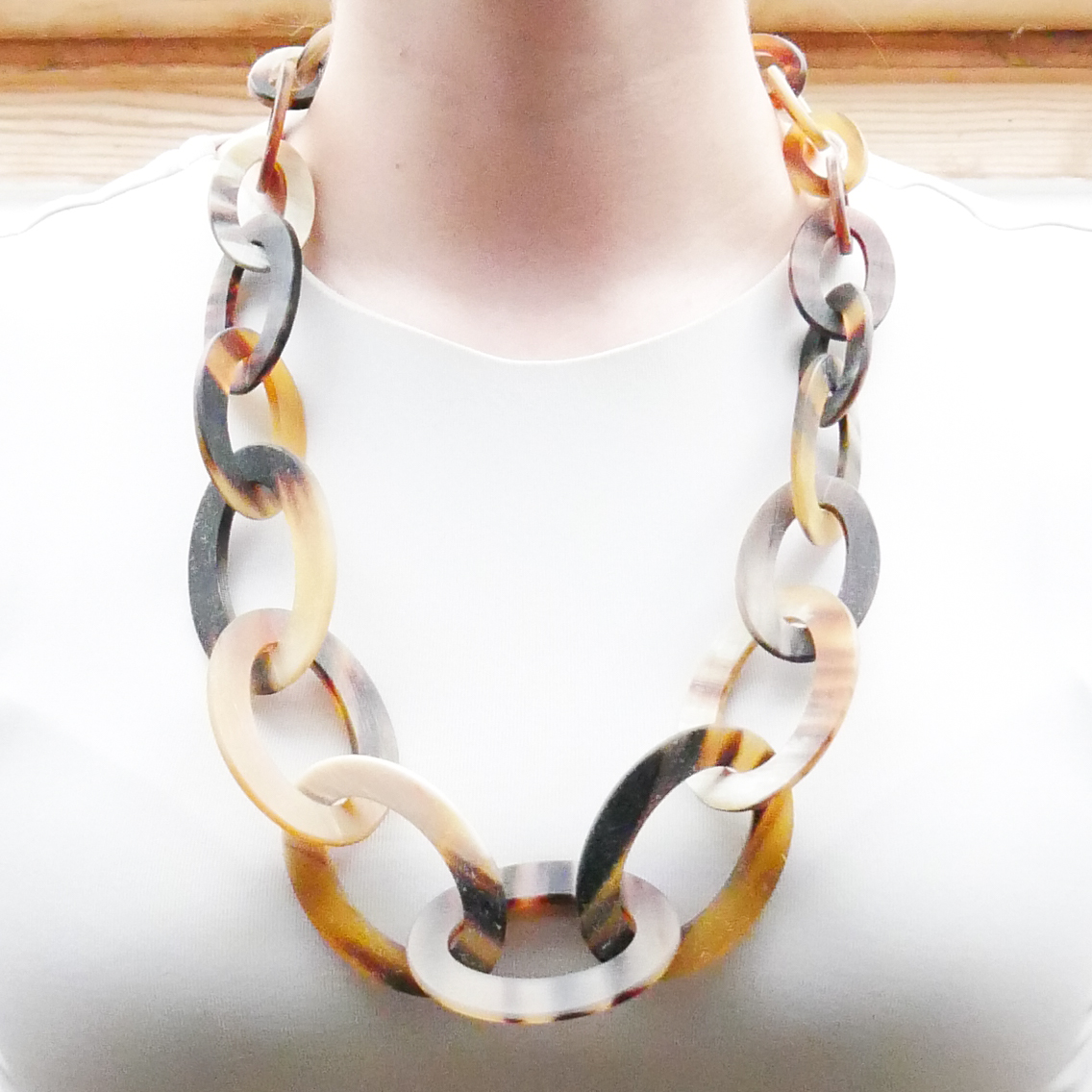  "Craft-Art", kurze Kette ca. 75 cm Ovale mit Verlauf, braunes Horn matt 