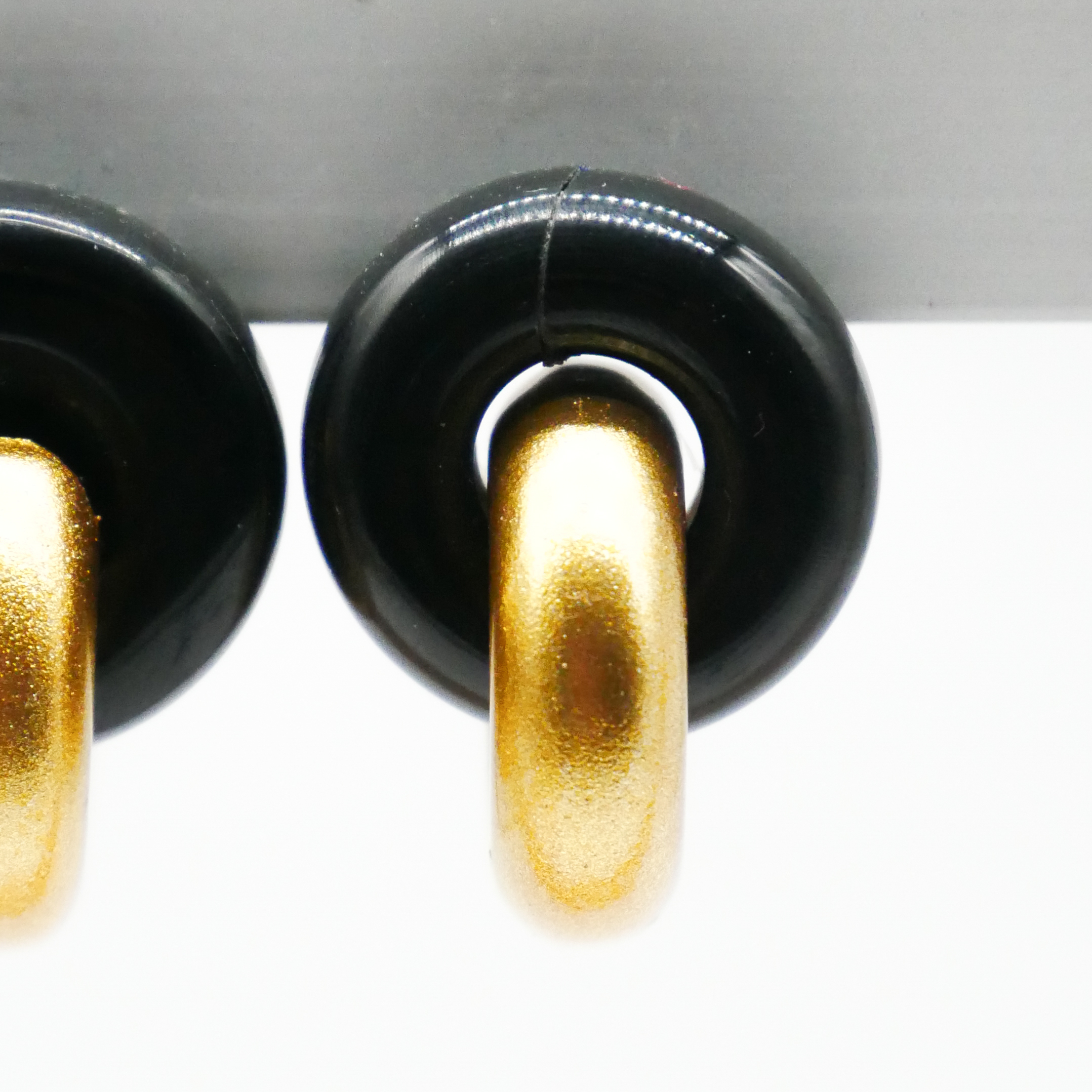  "Craft-Art", Ohrstecker zwei dicke Reife 90 Grad versetzt schwarzes Horn, Lack gold 