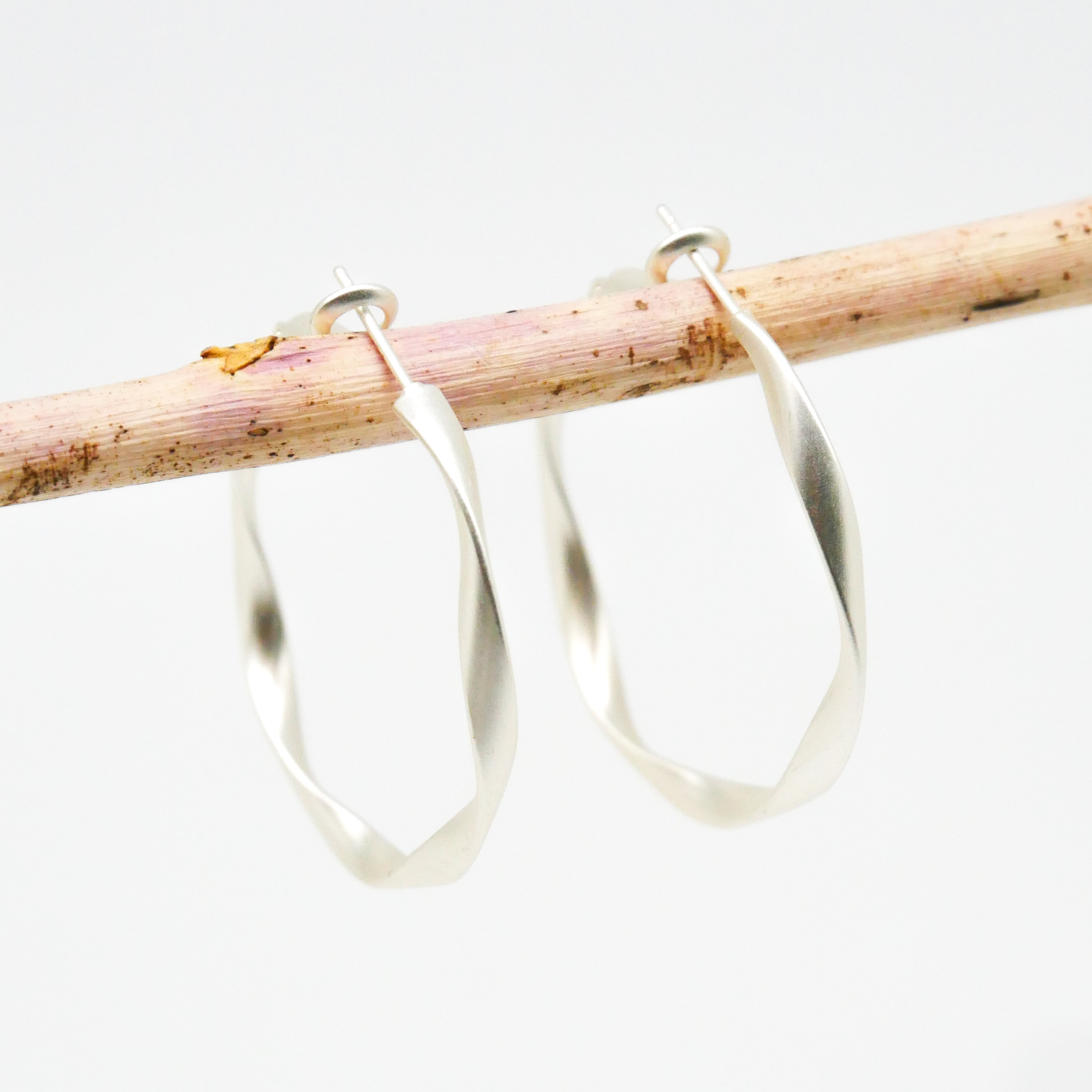 "Charm" Ohrstecker, offene Creole, versilbert